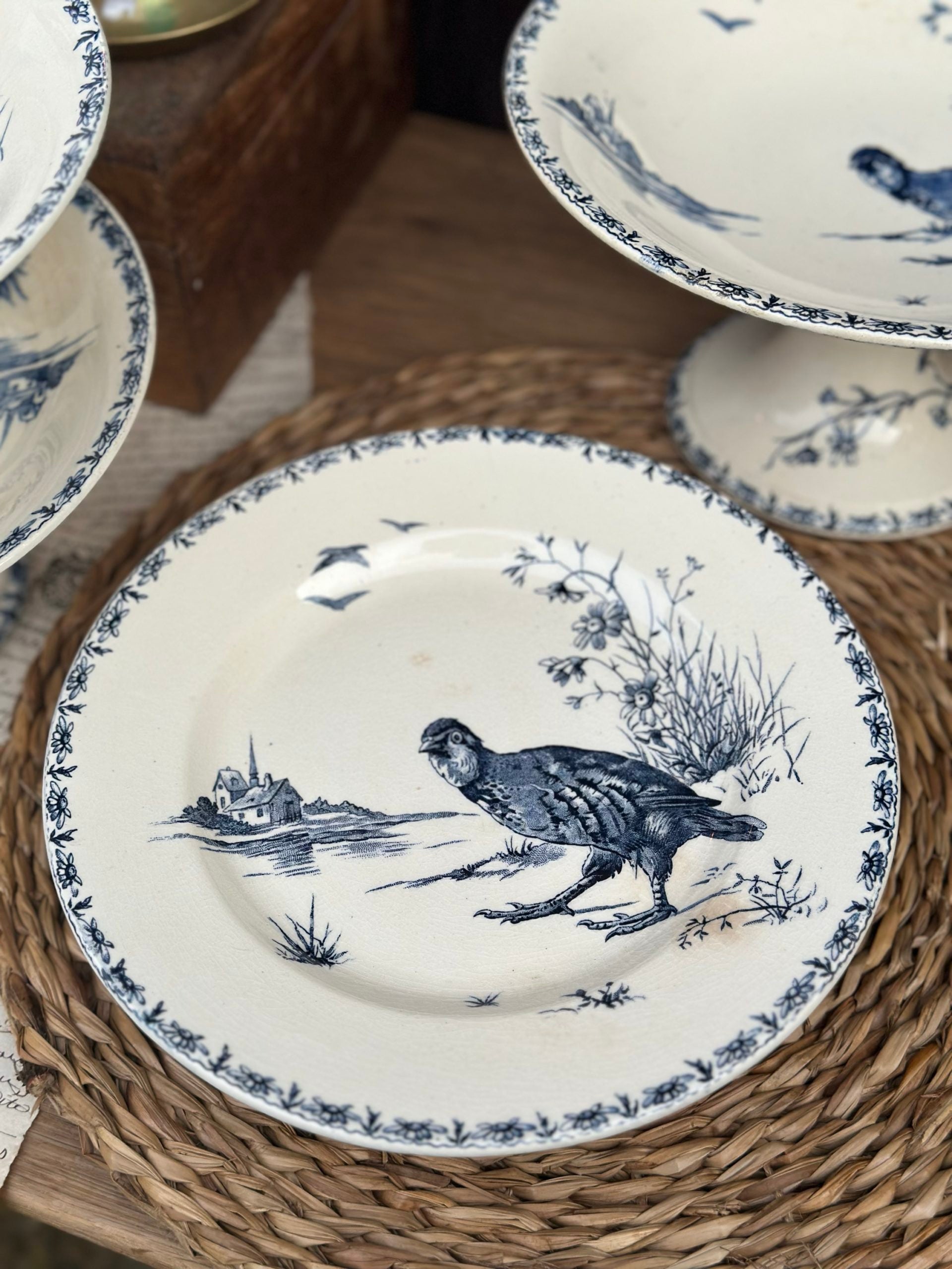 Plat piédouche Gien modèle Perdrix