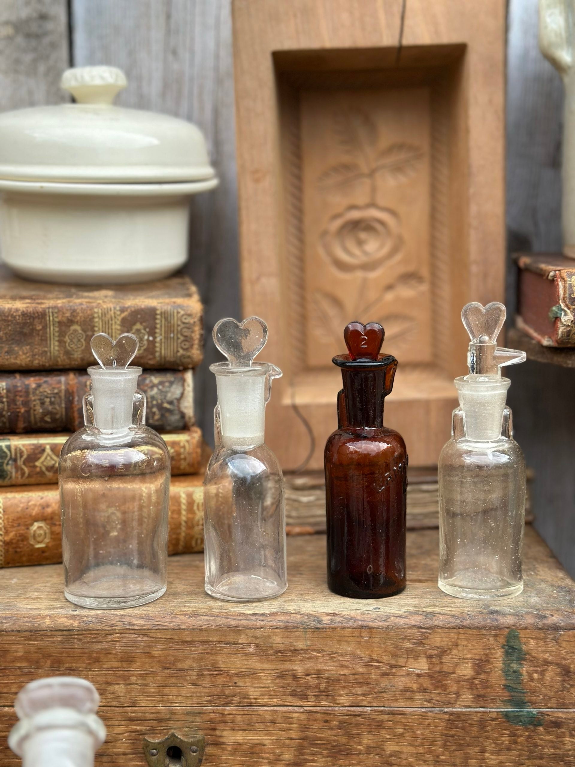 Suite de 4 mini flacons d'apothicaire, formes différentes, bouchons cœurs