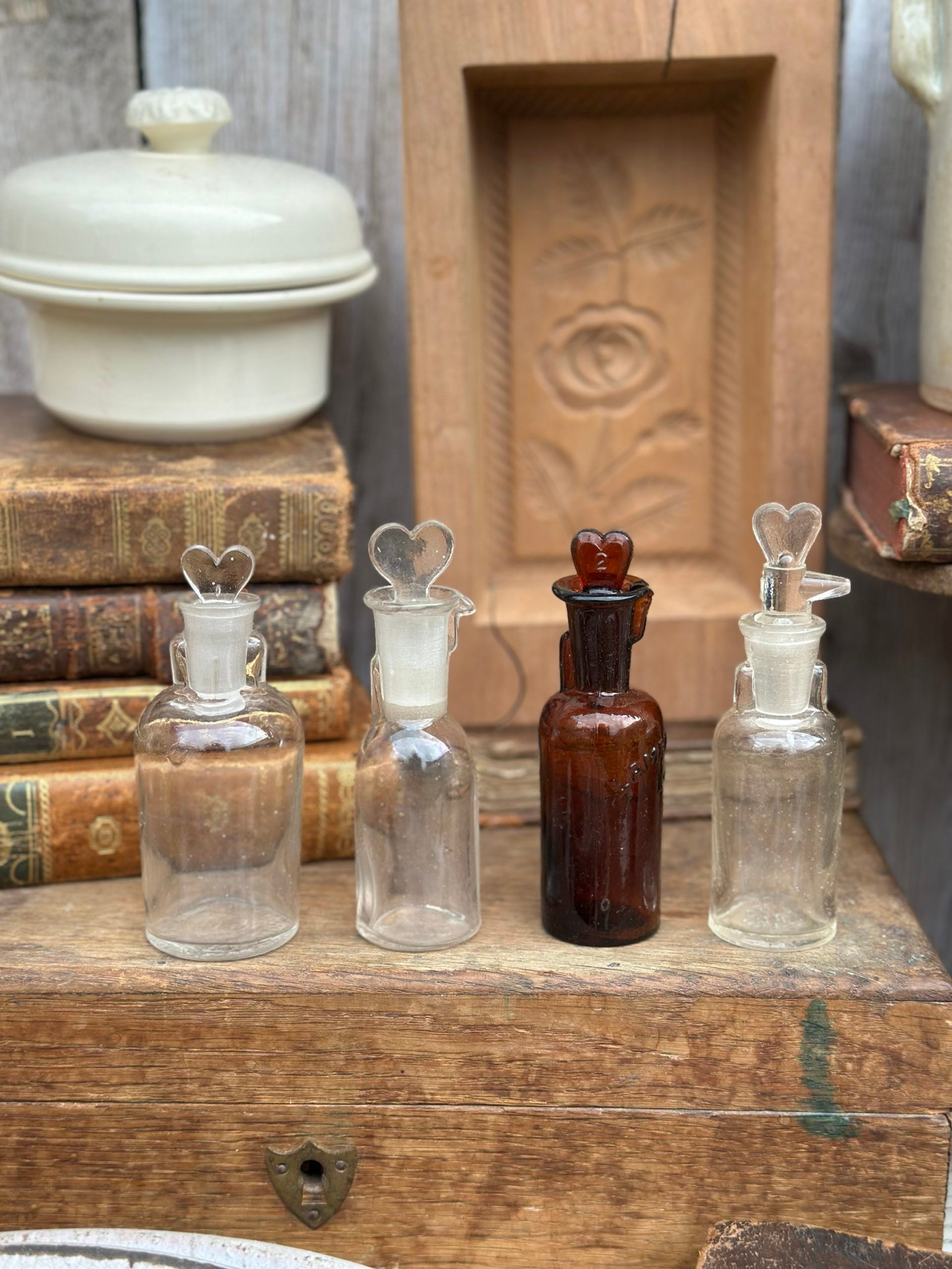 Suite de 4 mini flacons d'apothicaire, formes différentes, bouchons cœurs