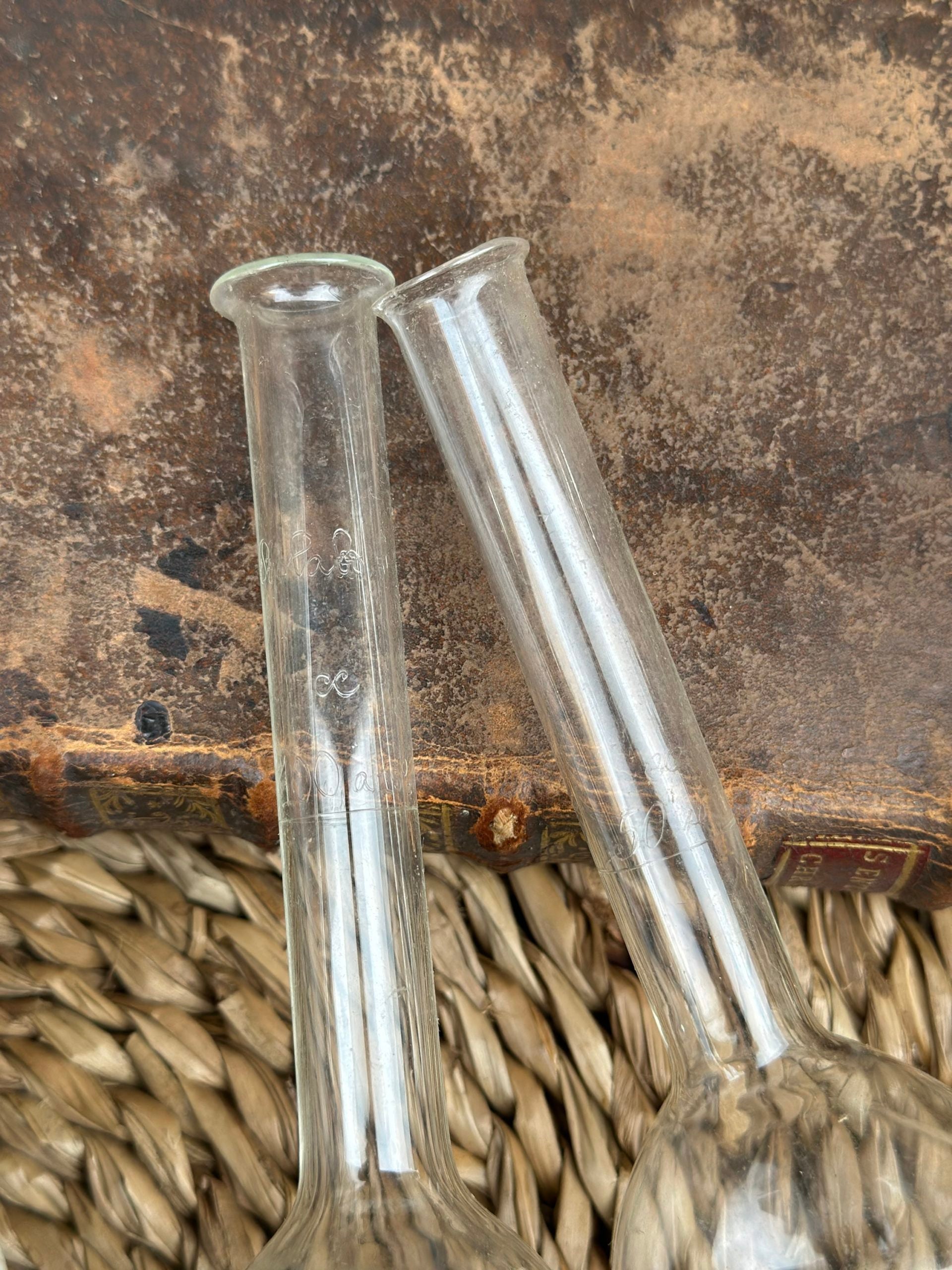 Deux petits flacons volumétriques