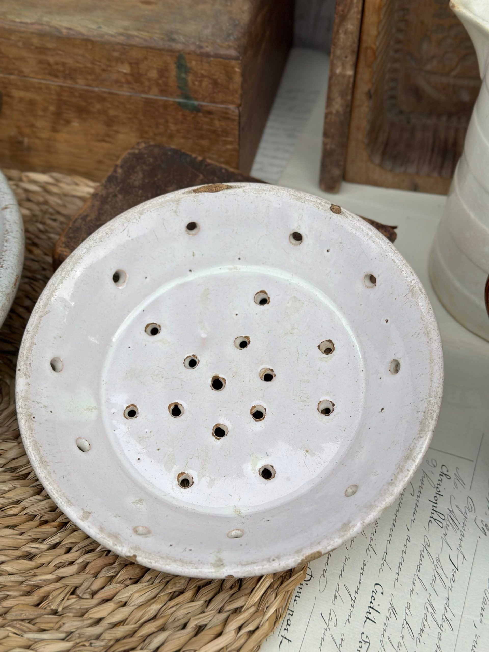 Petit plat égouttoir à pieds, émaillé