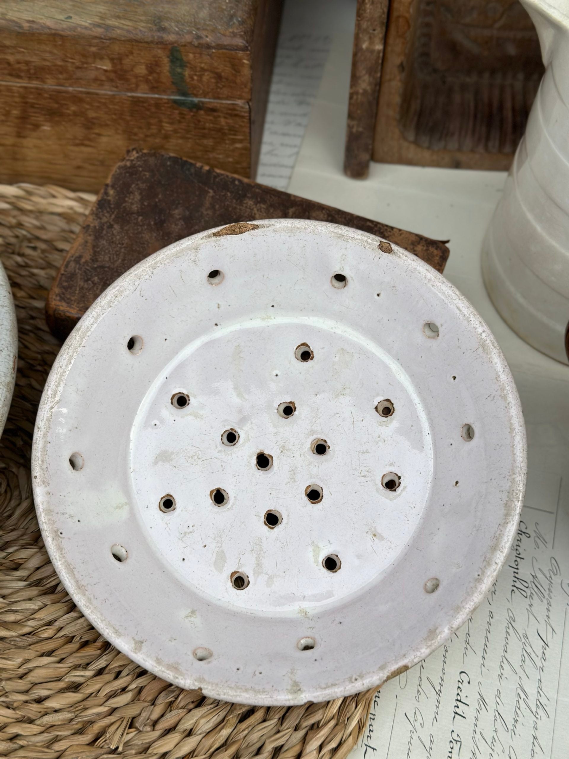 Petit plat égouttoir à pieds, émaillé