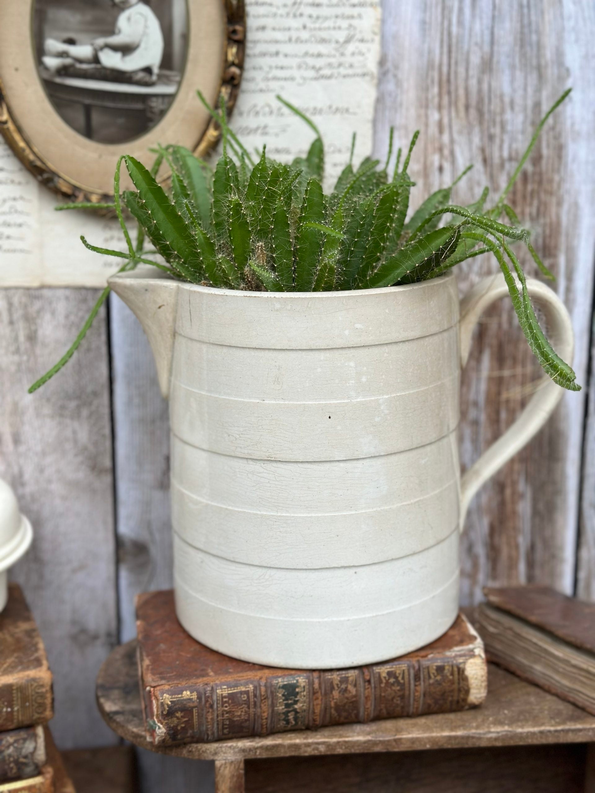 Très grand broc / pichet patiné Moulin des Loups