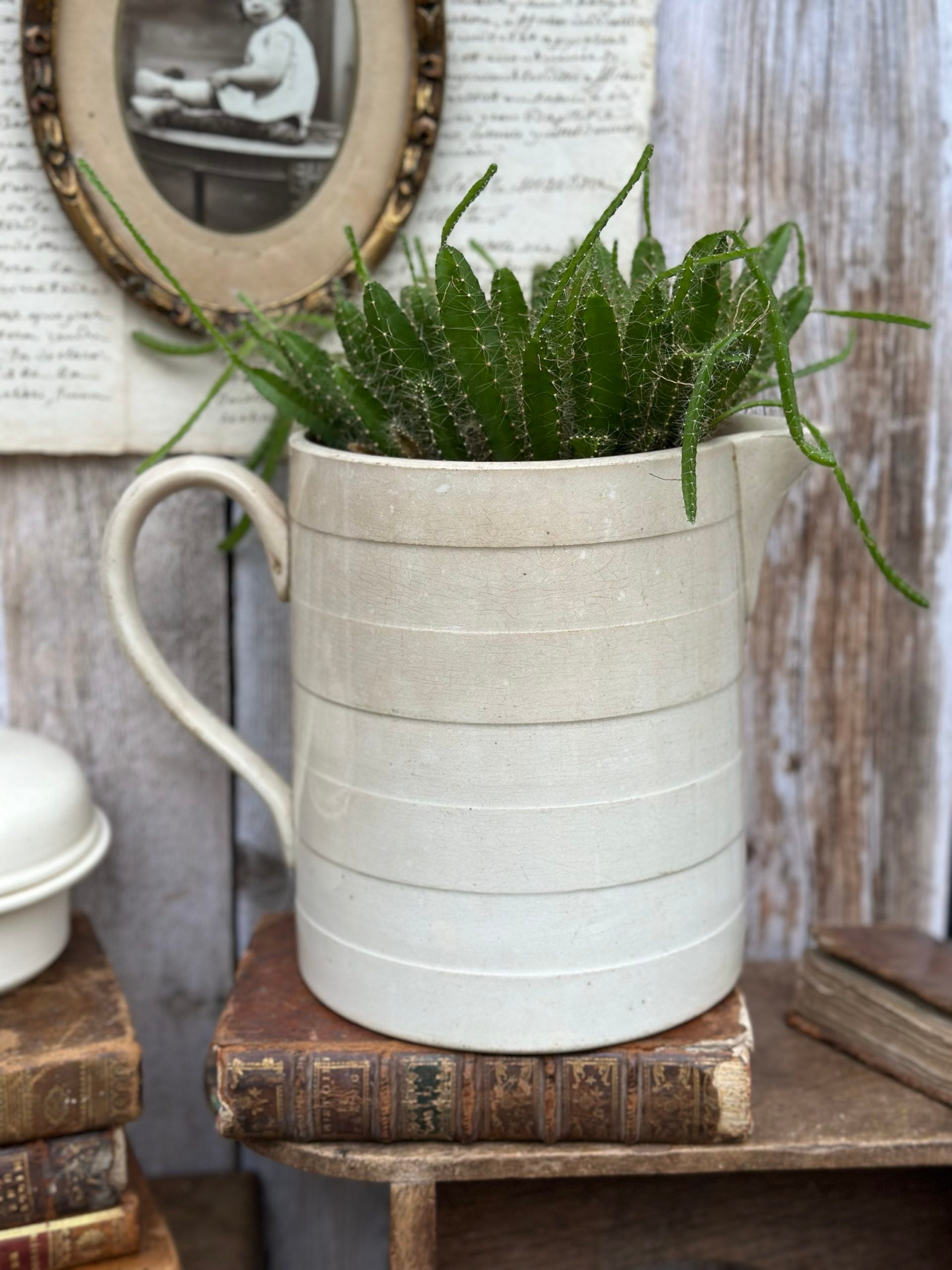 Très grand broc / pichet patiné Moulin des Loups