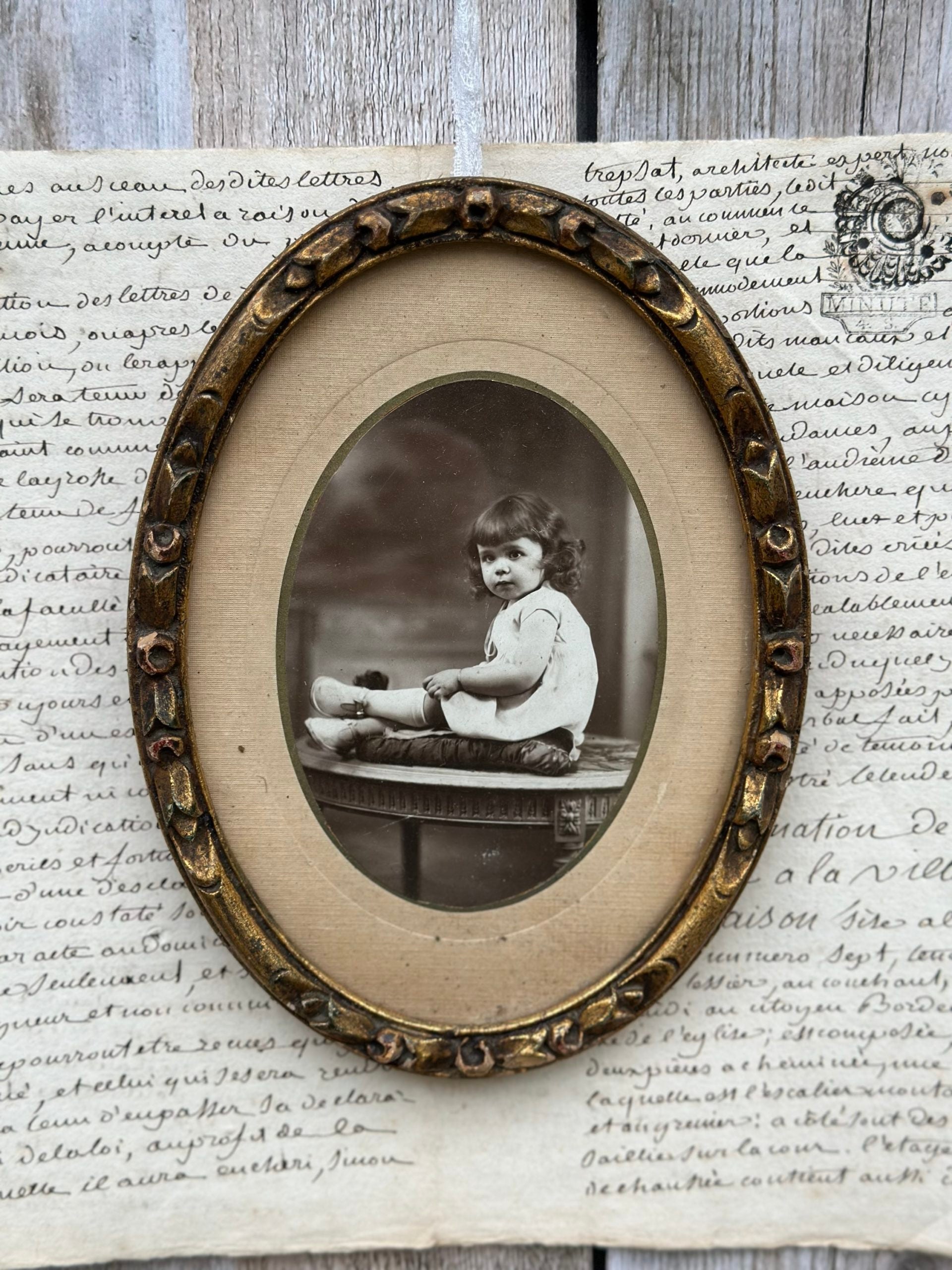 Petit cadre ancien en bois, photo d'enfant
