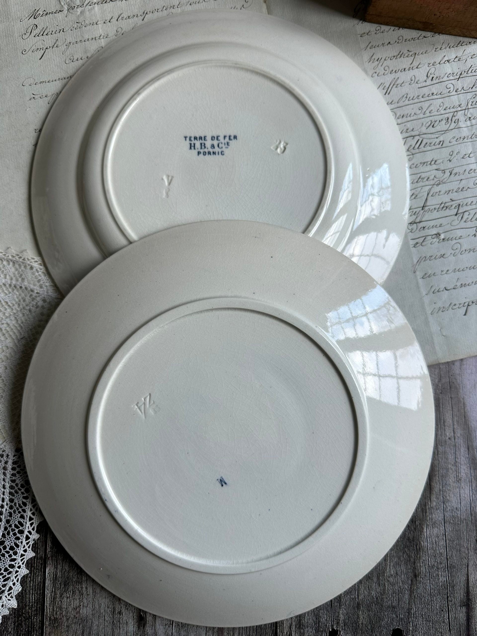 I. Suite de 6 assiettes plates dépareillées, Sarreguemines modèle Groseille, Choisy le Roi modèle Pornic