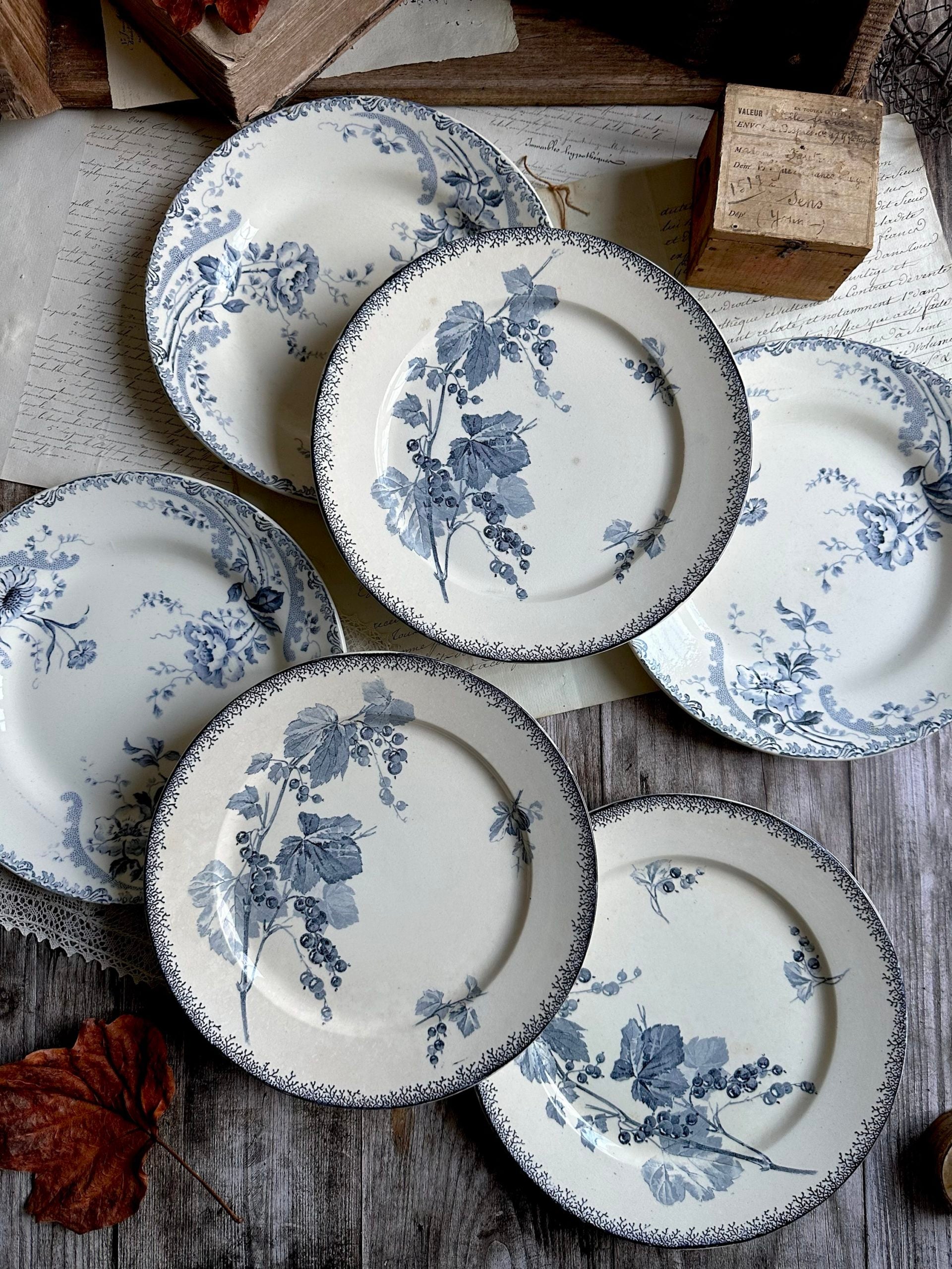 I. Suite de 6 assiettes plates dépareillées, Sarreguemines modèle Groseille, Choisy le Roi modèle Pornic