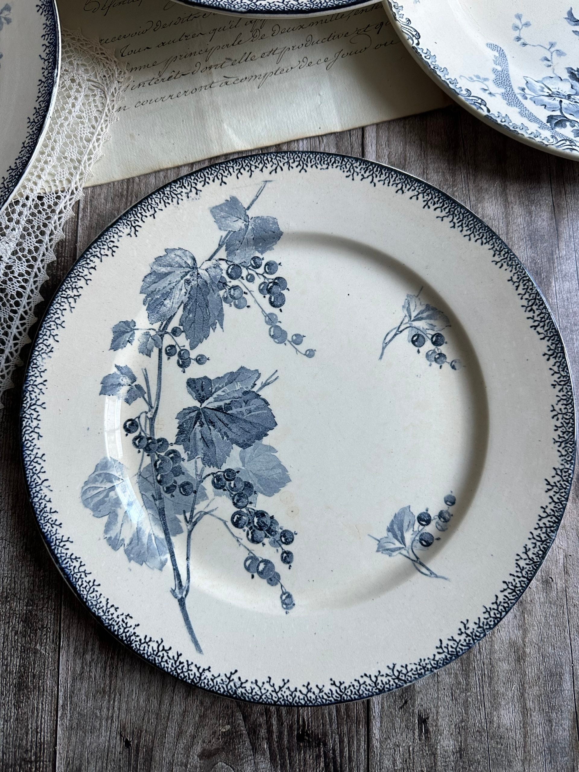 I. Suite de 6 assiettes plates dépareillées, Sarreguemines modèle Groseille, Choisy le Roi modèle Pornic