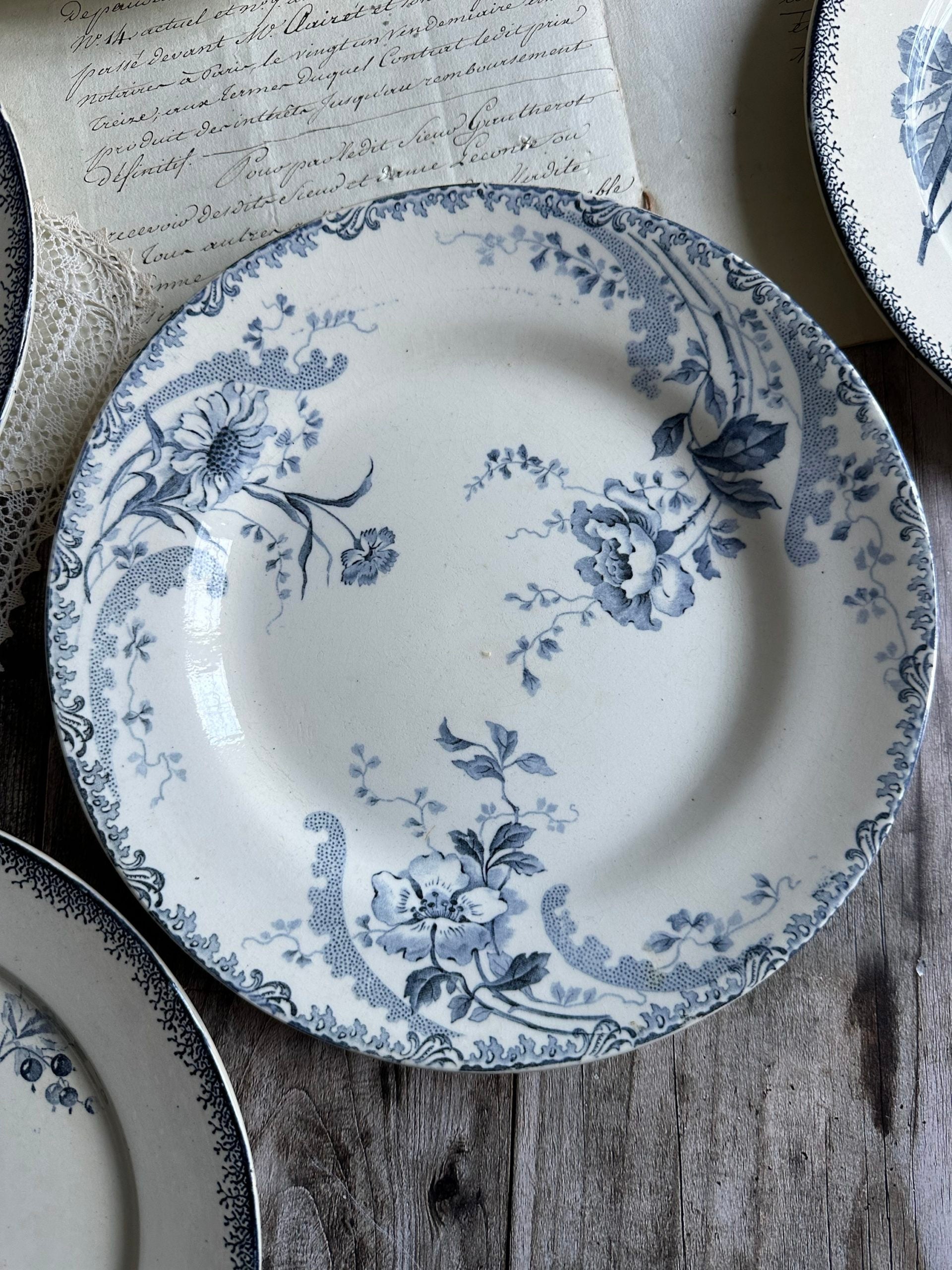 I. Suite de 6 assiettes plates dépareillées, Sarreguemines modèle Groseille, Choisy le Roi modèle Pornic