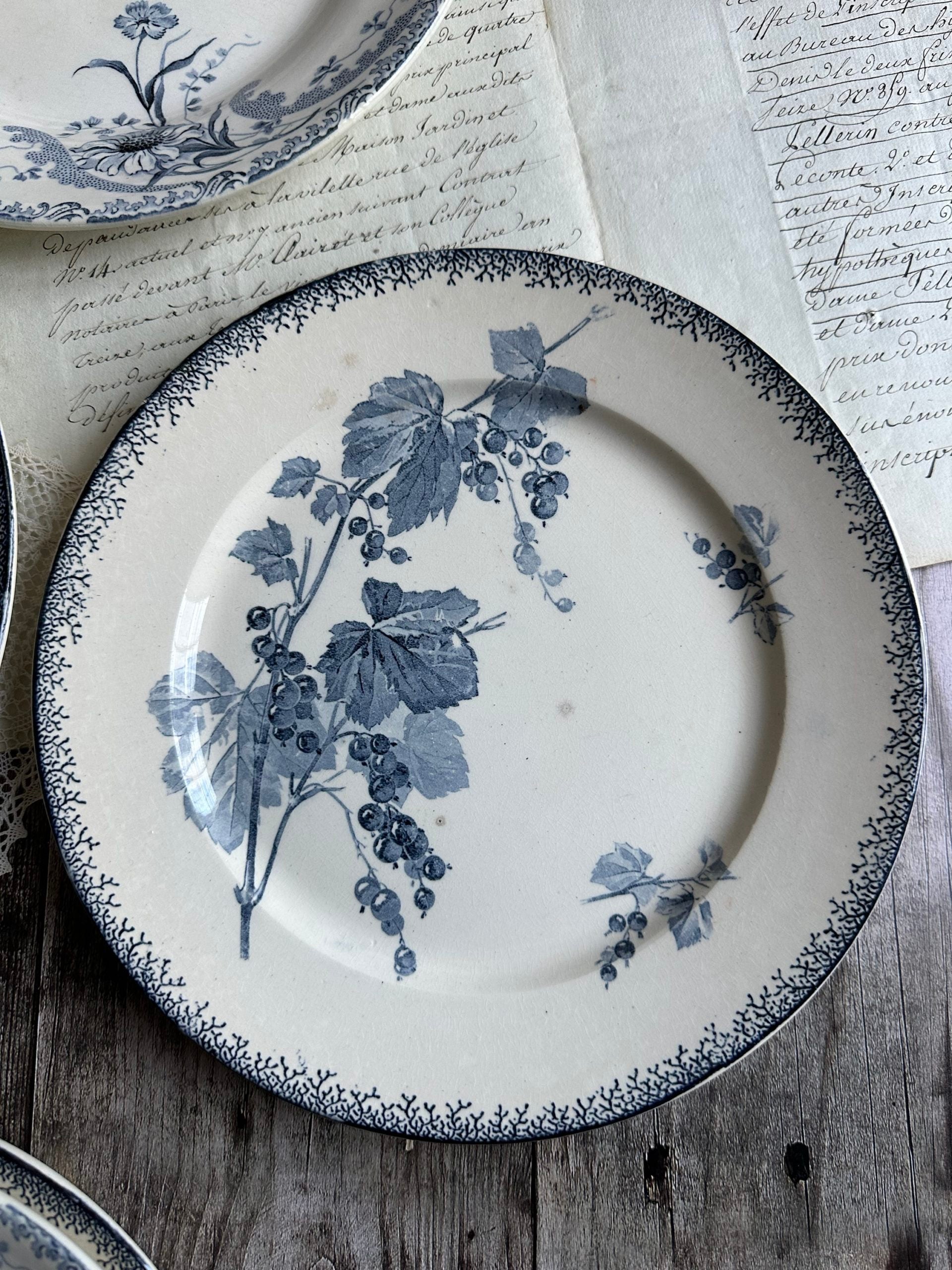 I. Suite de 6 assiettes plates dépareillées, Sarreguemines modèle Groseille, Choisy le Roi modèle Pornic