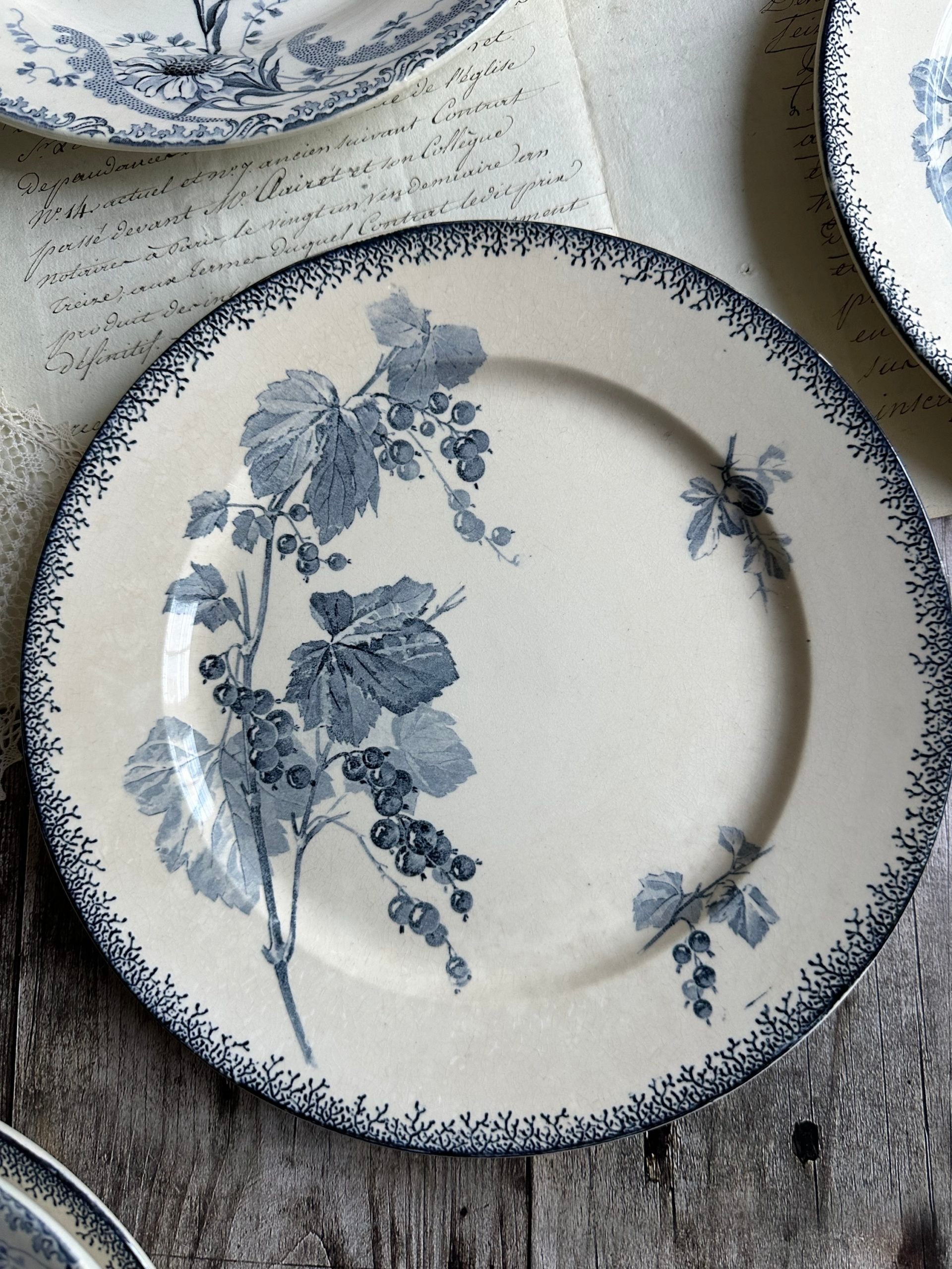 I. Suite de 6 assiettes plates dépareillées, Sarreguemines modèle Groseille, Choisy le Roi modèle Pornic