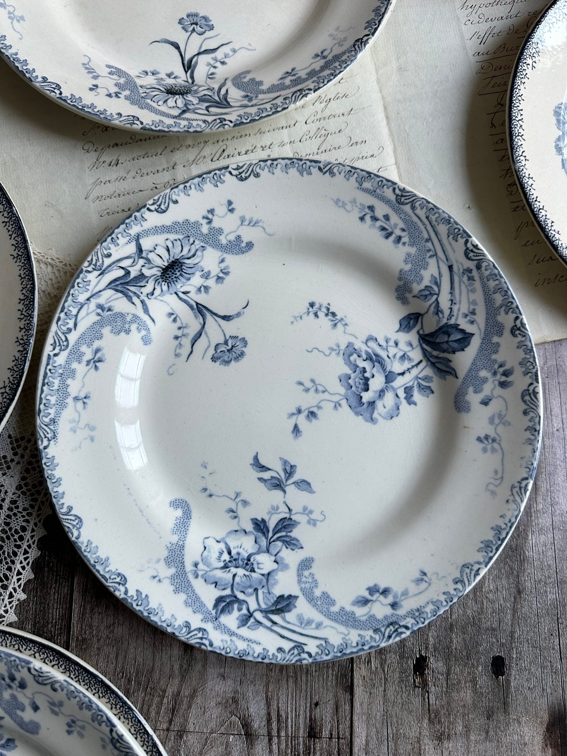 I. Suite de 6 assiettes plates dépareillées, Sarreguemines modèle Groseille, Choisy le Roi modèle Pornic