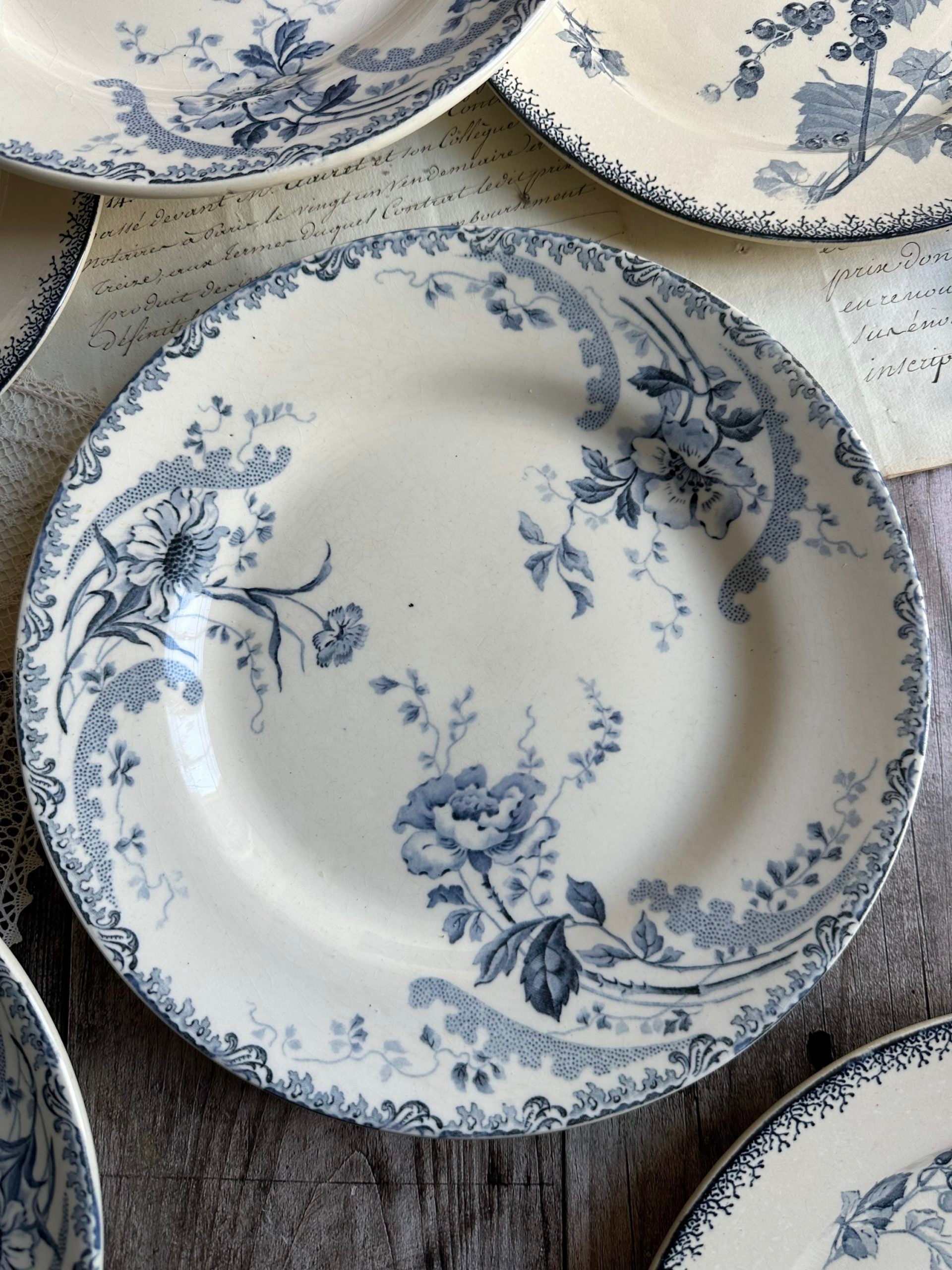 II. Suite de 6 assiettes plates dépareillées, Sarreguemines modèle Groseille, Choisy le Roi modèle Pornic