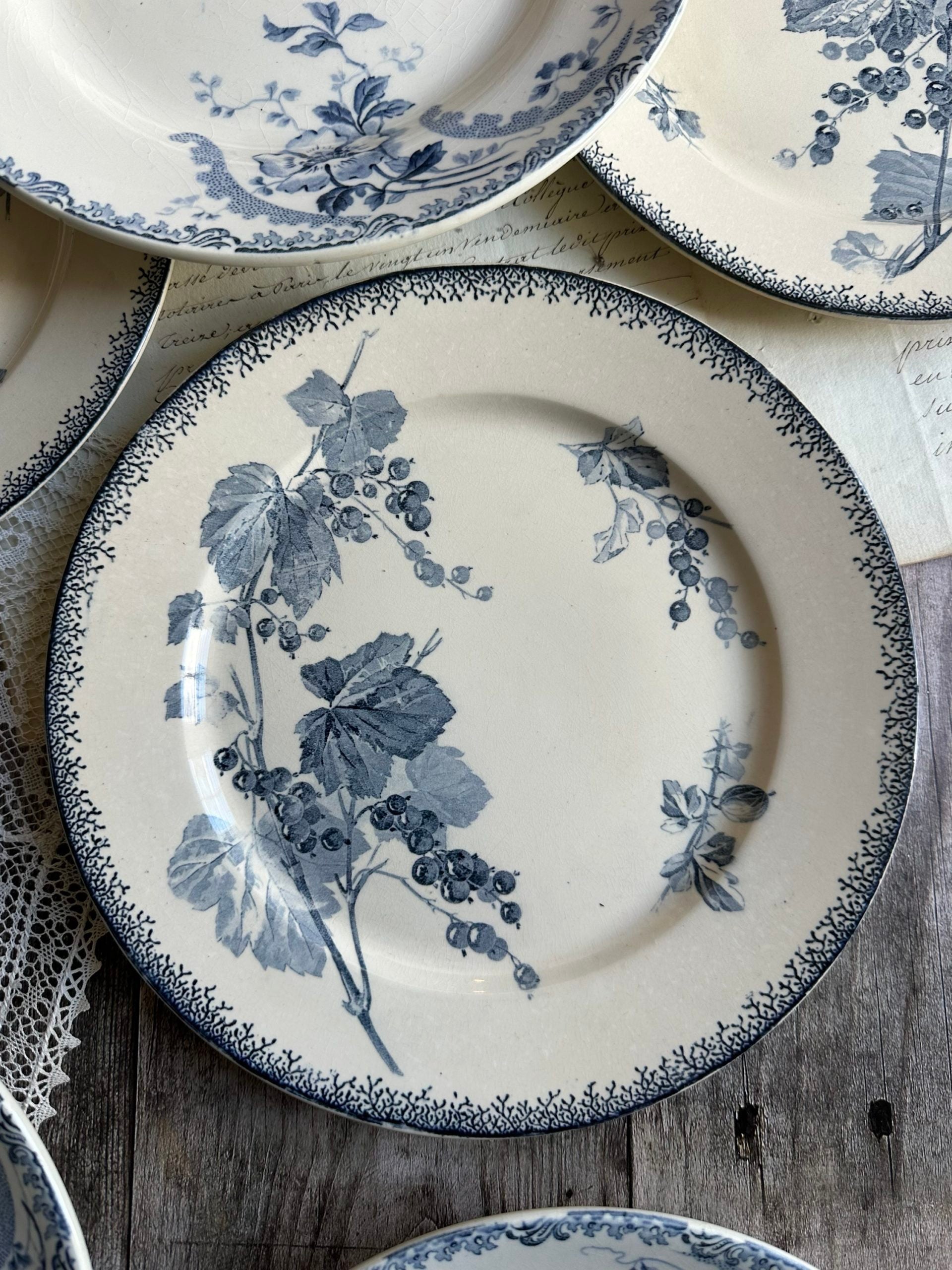 II. Suite de 6 assiettes plates dépareillées, Sarreguemines modèle Groseille, Choisy le Roi modèle Pornic