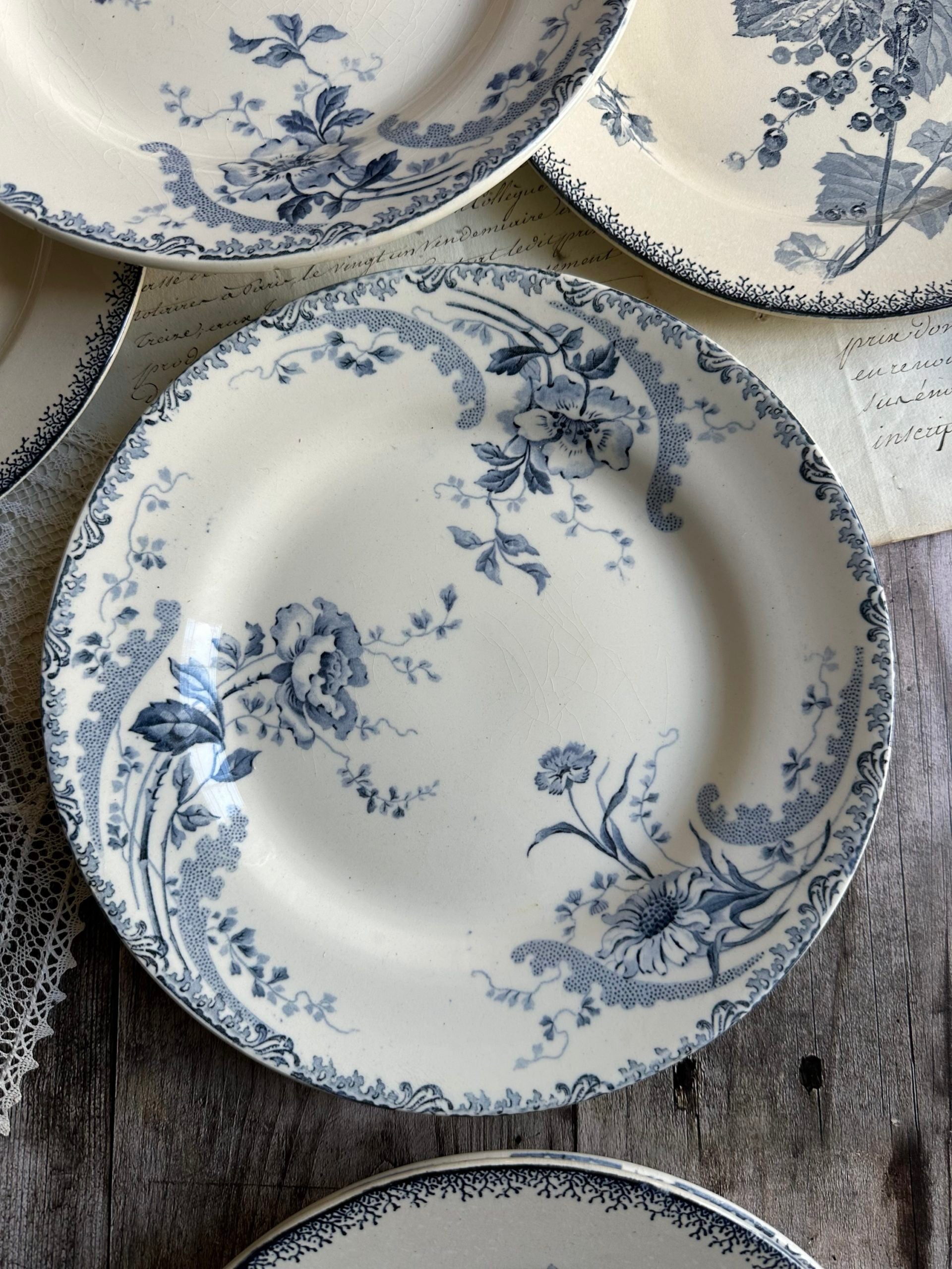 II. Suite de 6 assiettes plates dépareillées, Sarreguemines modèle Groseille, Choisy le Roi modèle Pornic