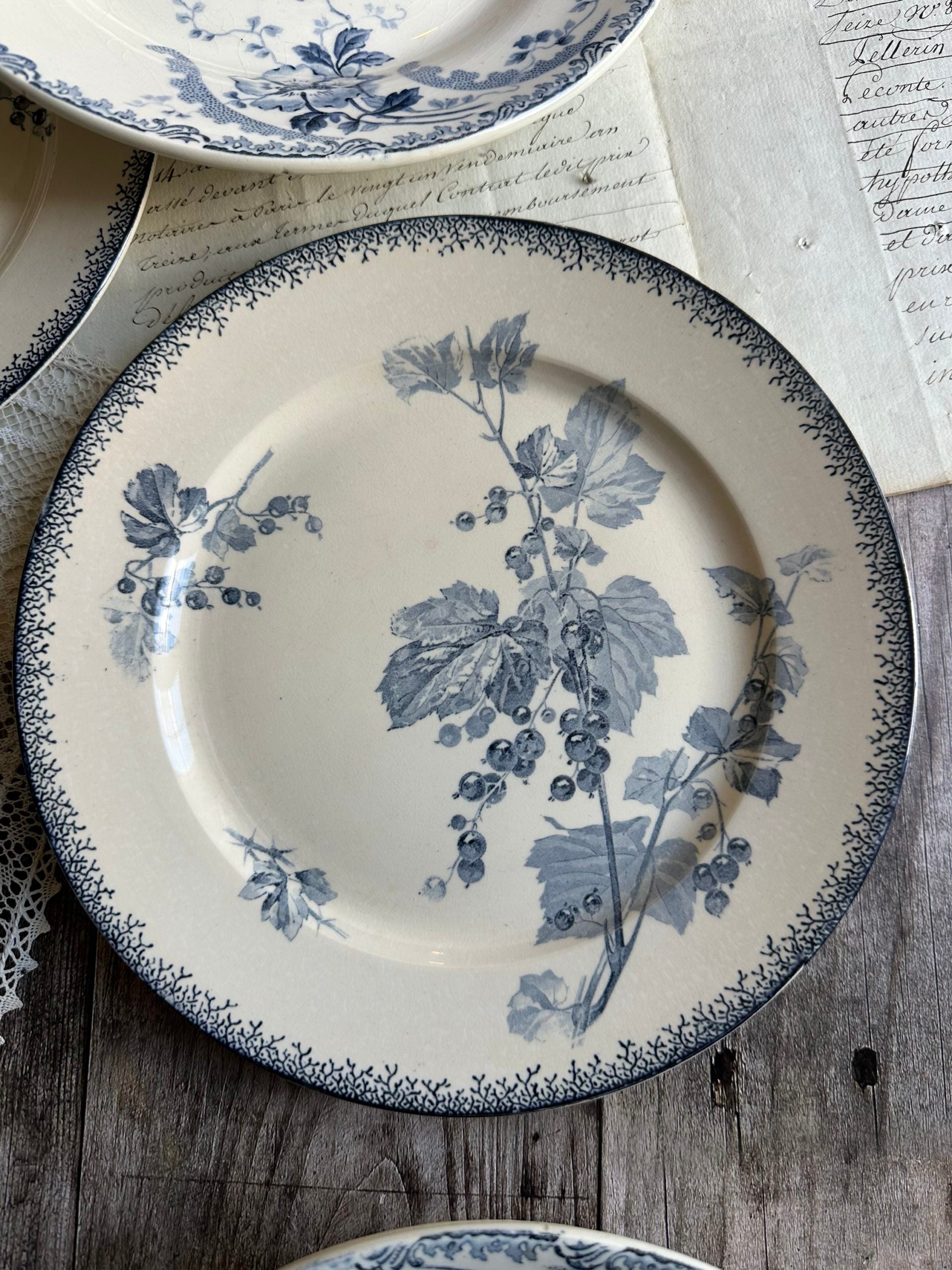 II. Suite de 6 assiettes plates dépareillées, Sarreguemines modèle Groseille, Choisy le Roi modèle Pornic