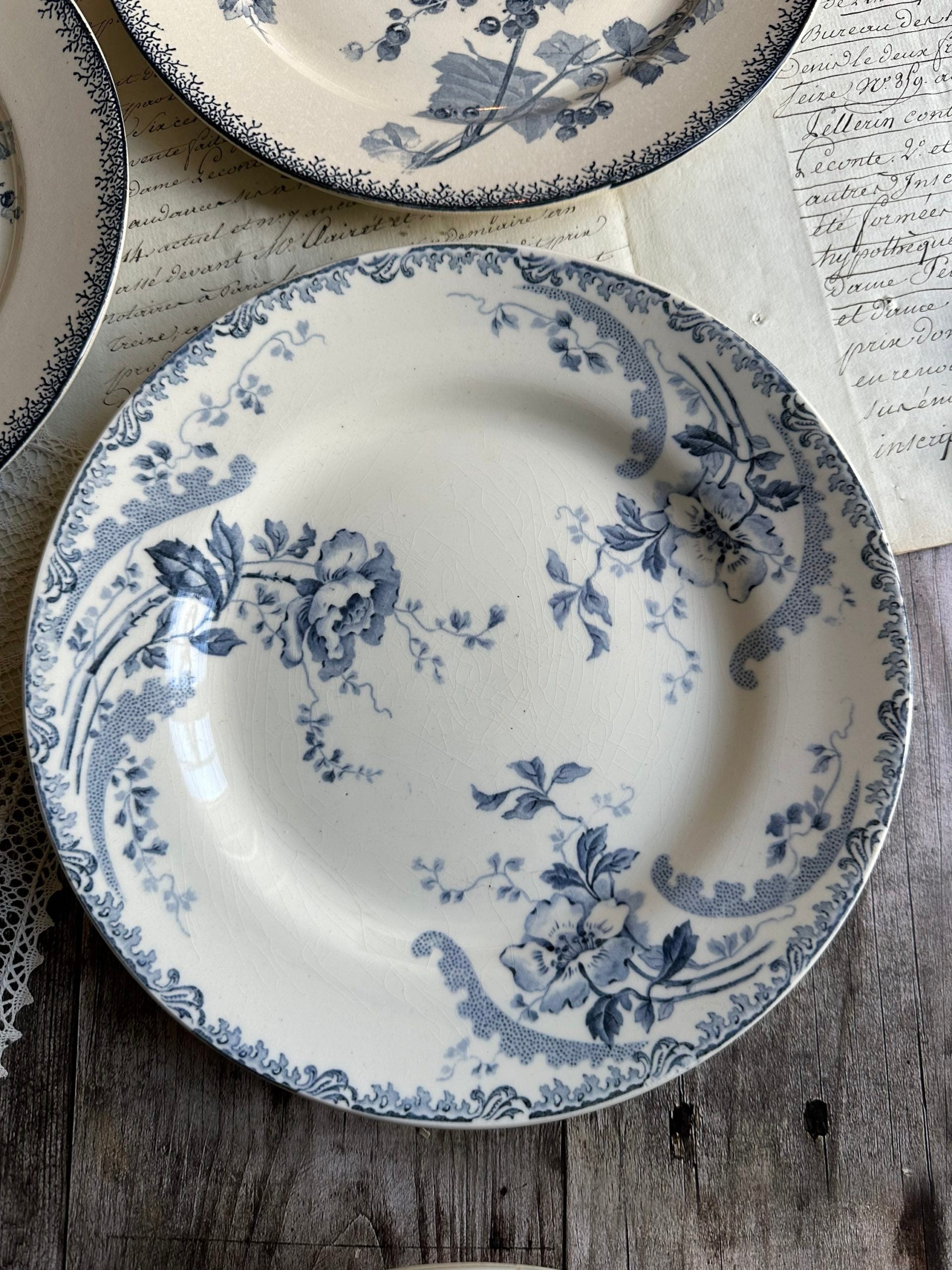 II. Suite de 6 assiettes plates dépareillées, Sarreguemines modèle Groseille, Choisy le Roi modèle Pornic