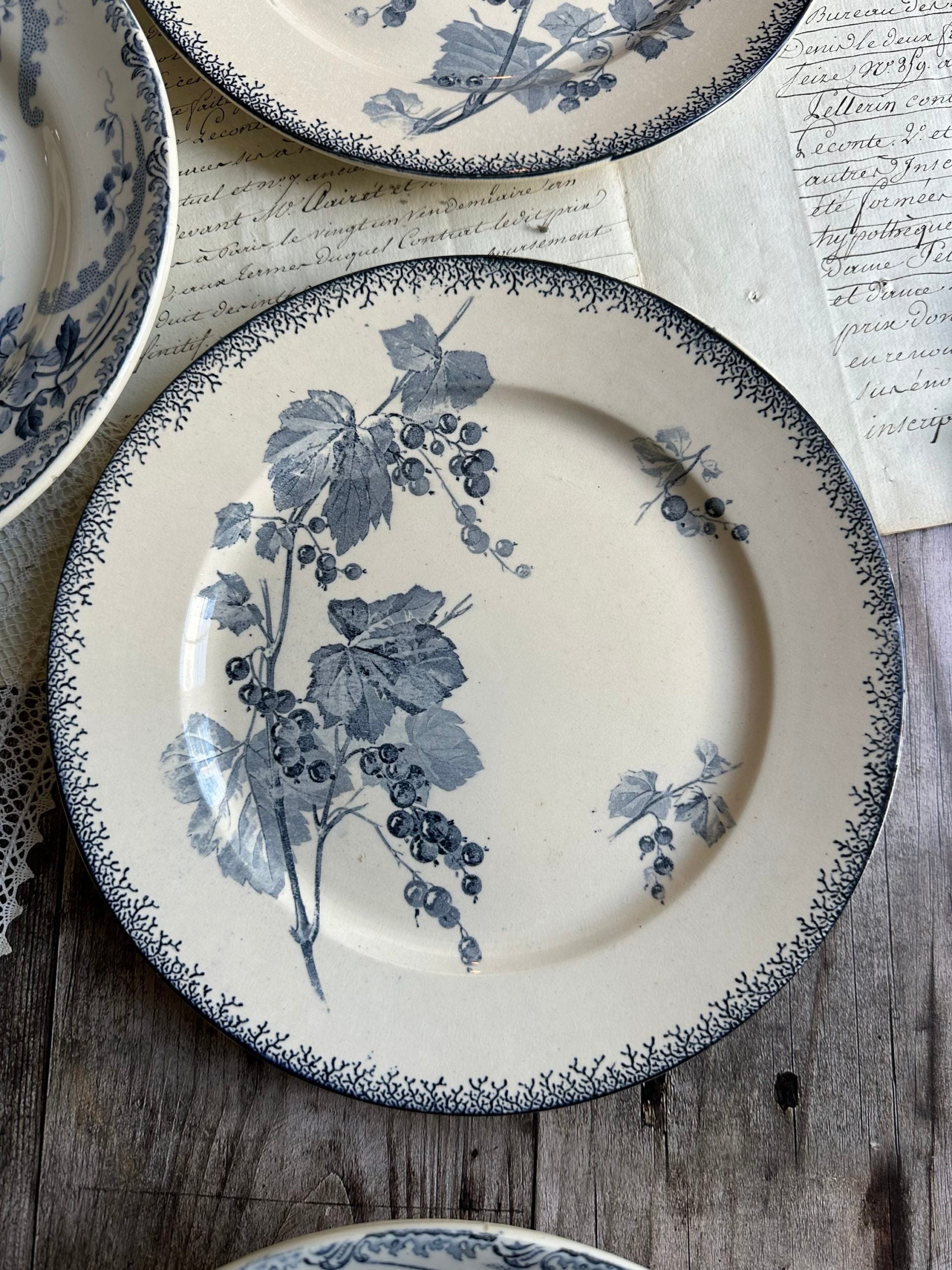 II. Suite de 6 assiettes plates dépareillées, Sarreguemines modèle Groseille, Choisy le Roi modèle Pornic