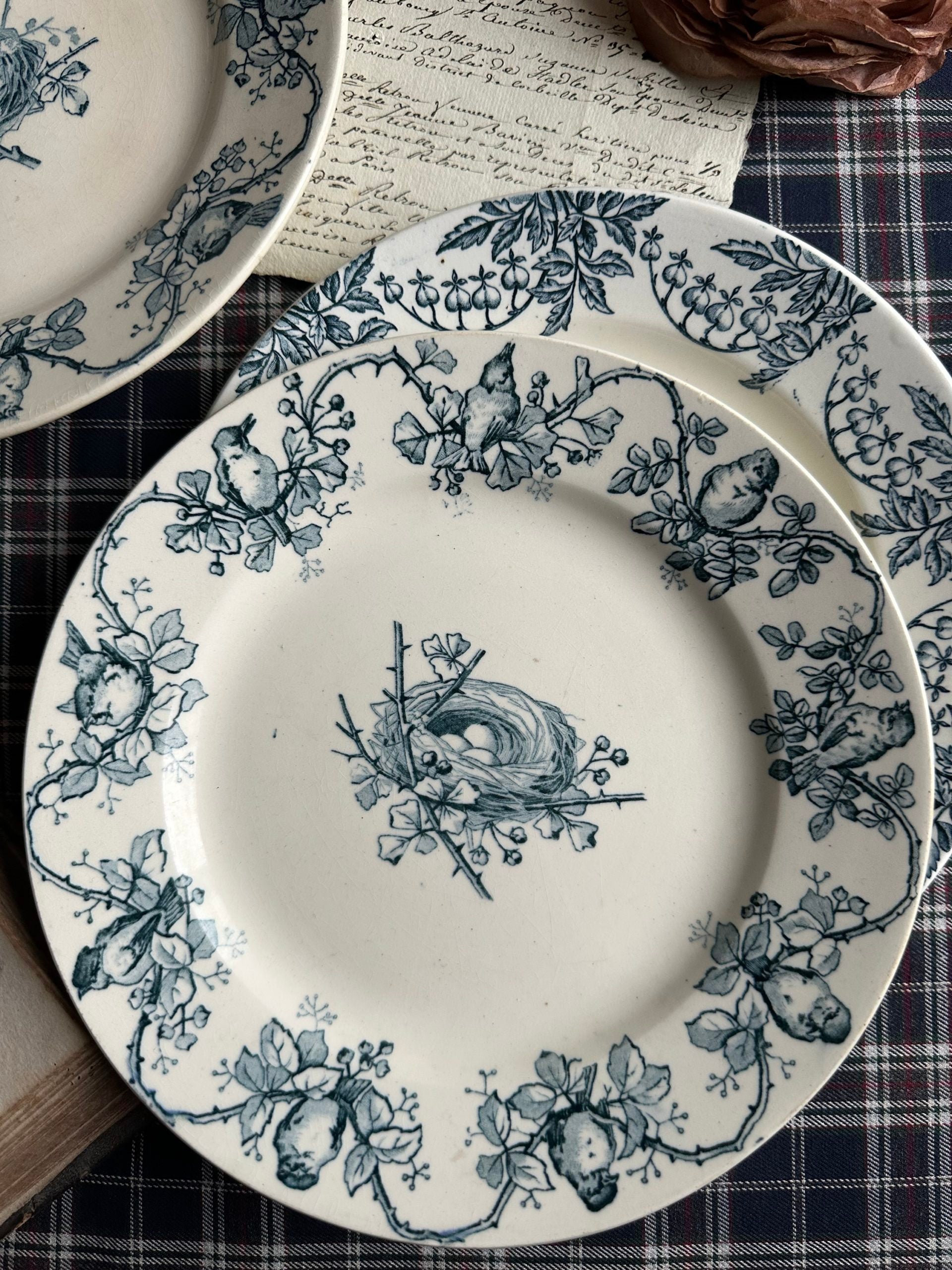 Suite de 4 assiettes à dessert terre de fer