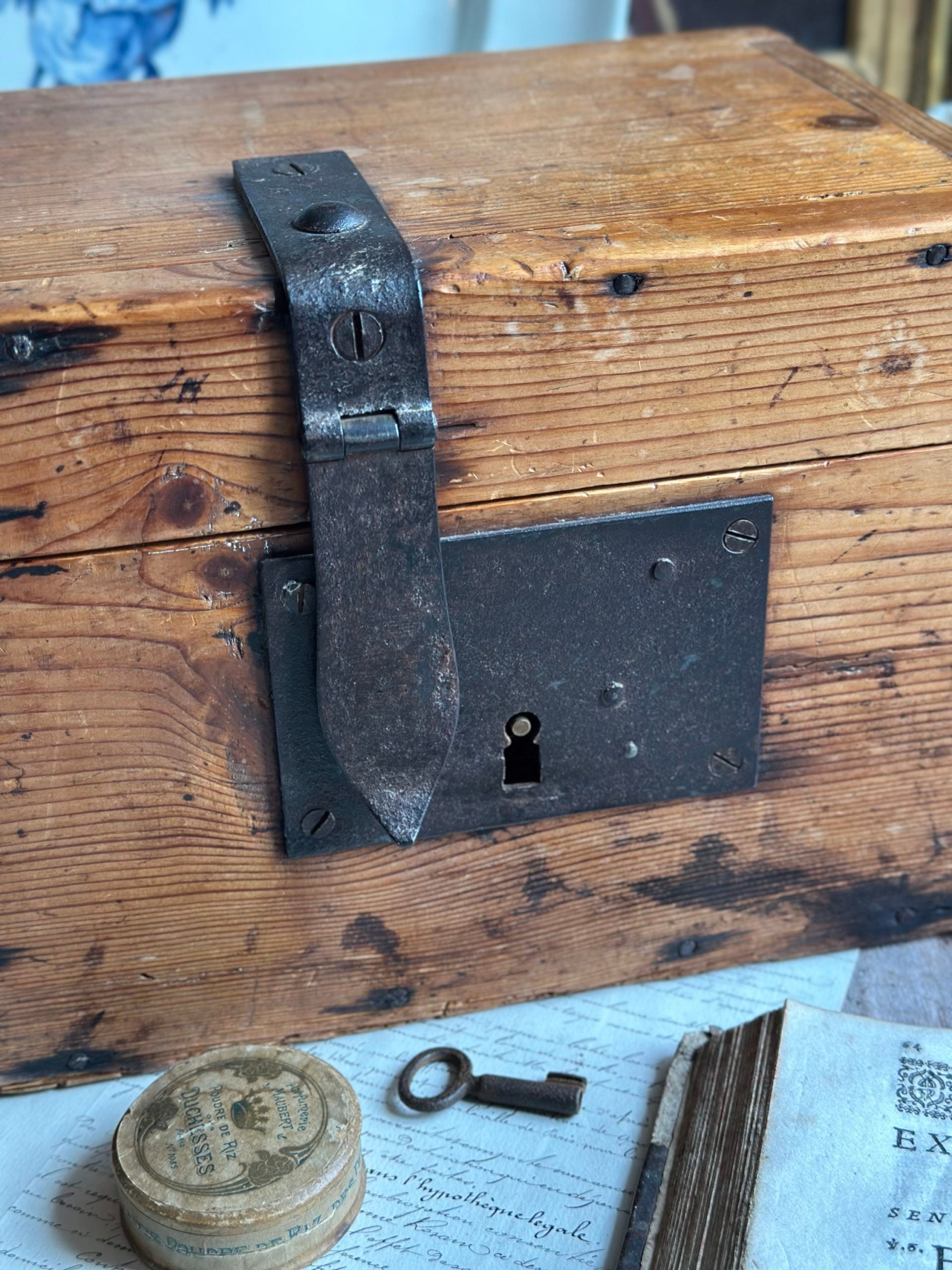 Petit coffre ancien en bois avec sa sublime fermeture en acier  - milieu XIXème