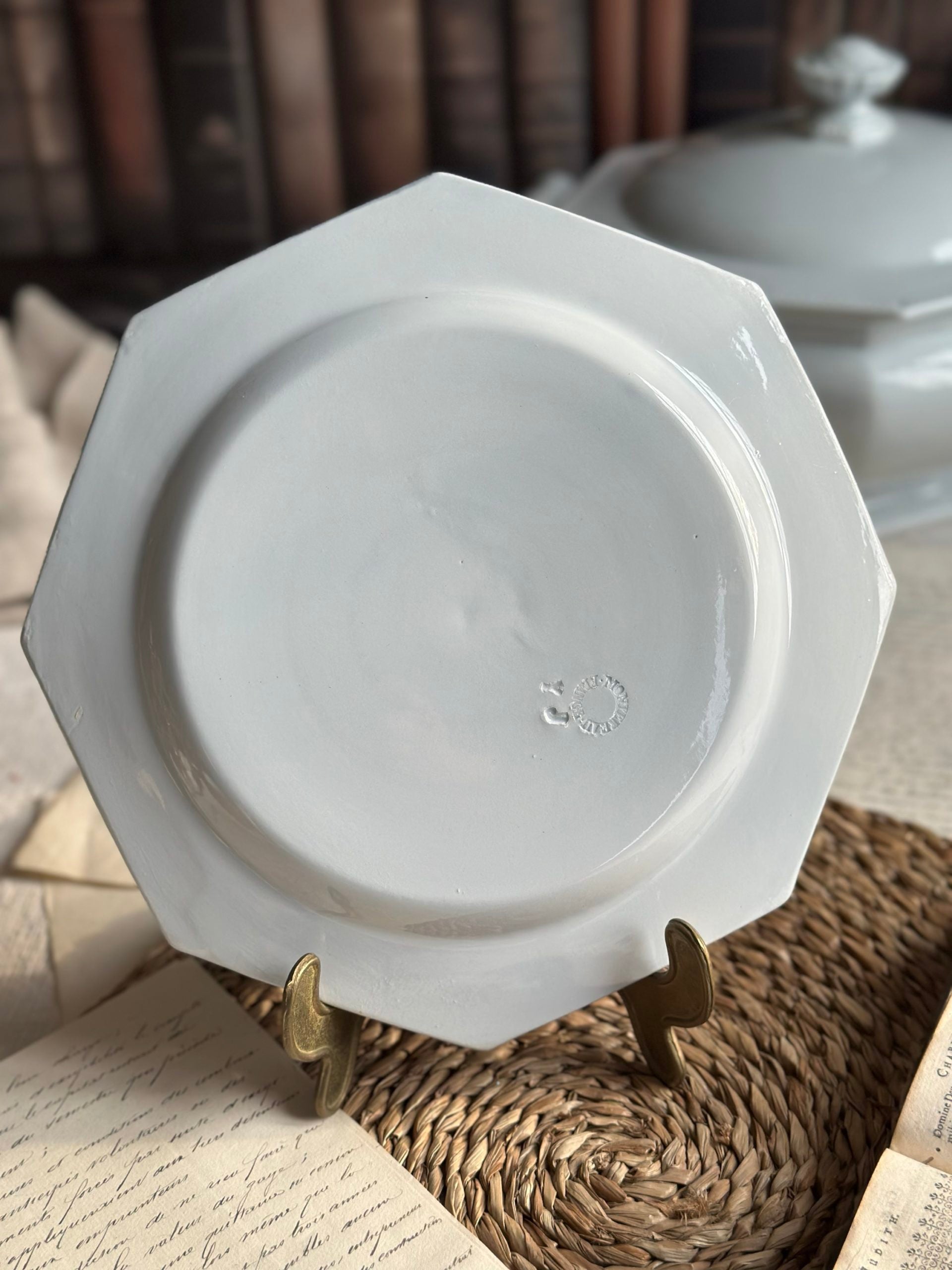 2. Assiette plate octogonale Montereau perle, bleuté  - début XIXème