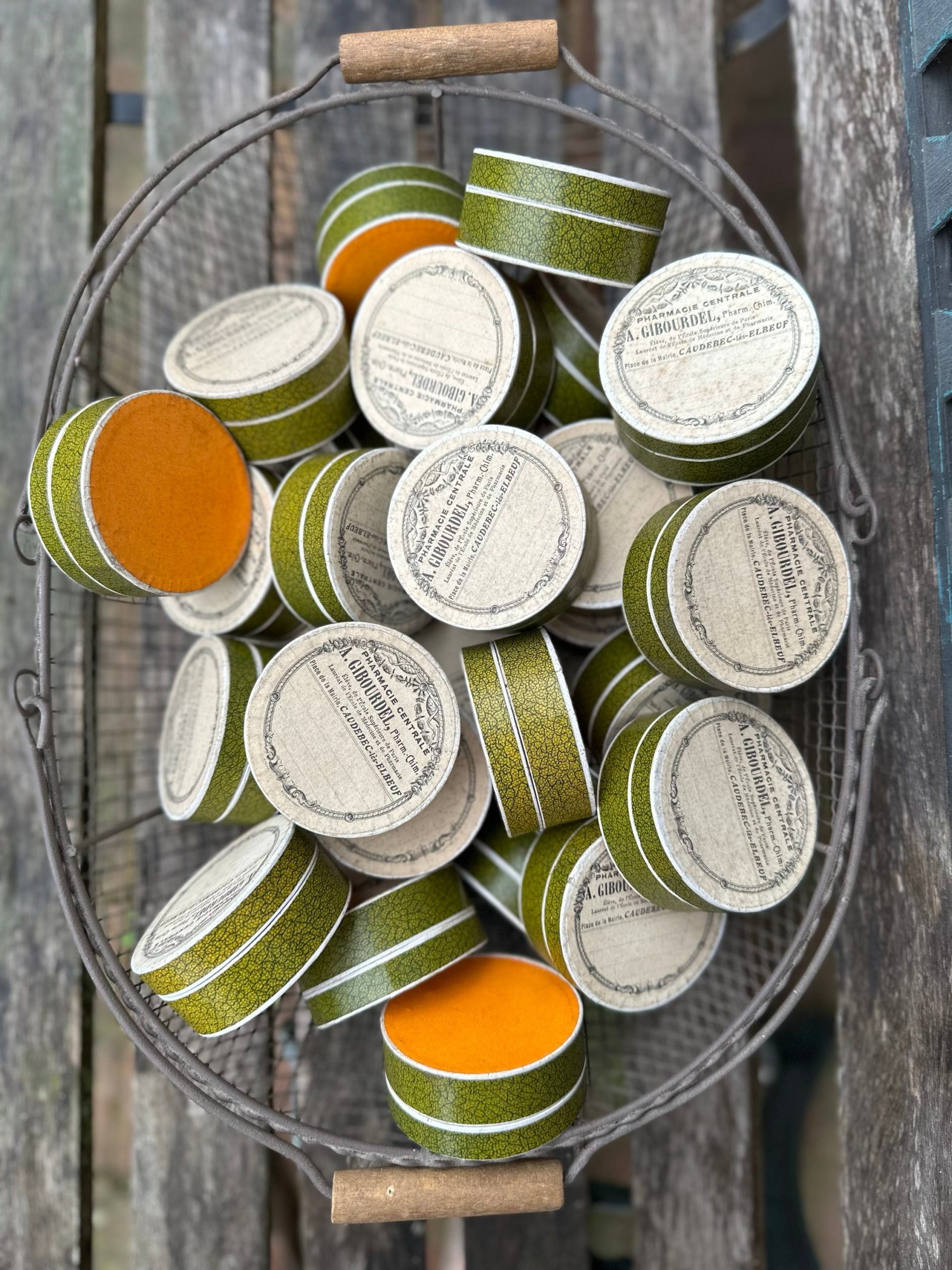 Suite de 4 boîtes anciennes / piluliers de pharmacie en carton