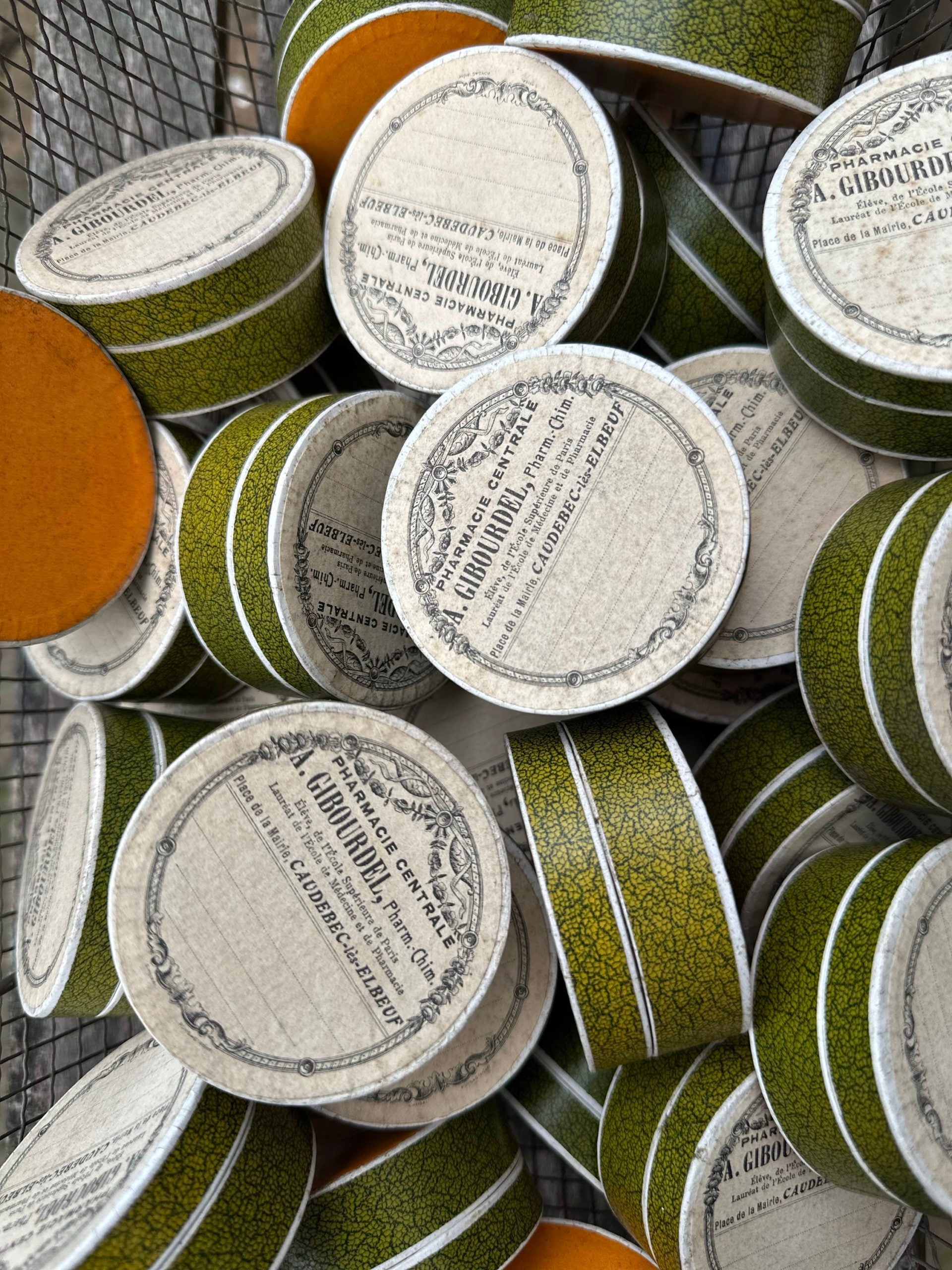 Suite de 4 boîtes anciennes / piluliers de pharmacie en carton