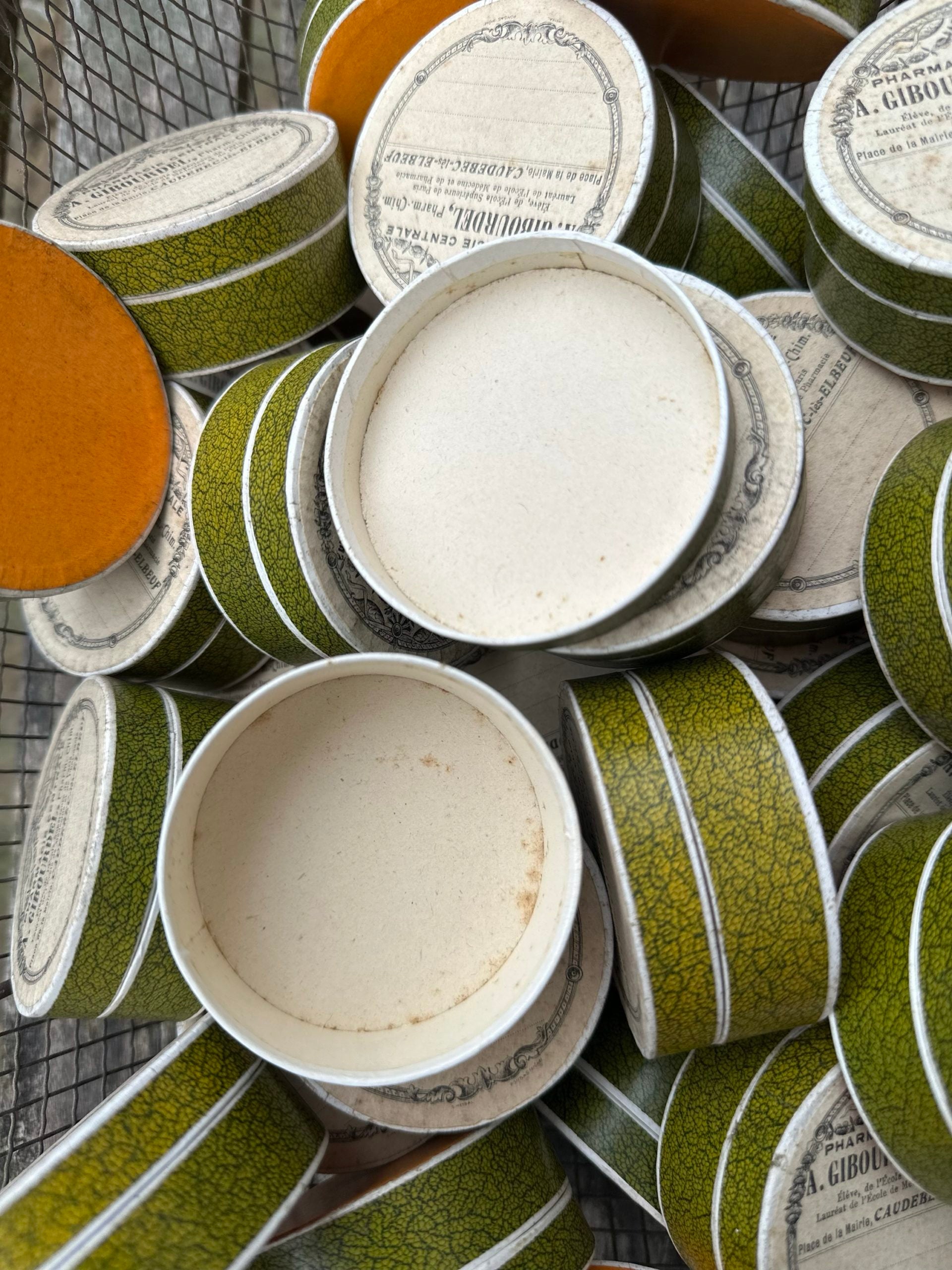 Suite de 4 boîtes anciennes / piluliers de pharmacie en carton