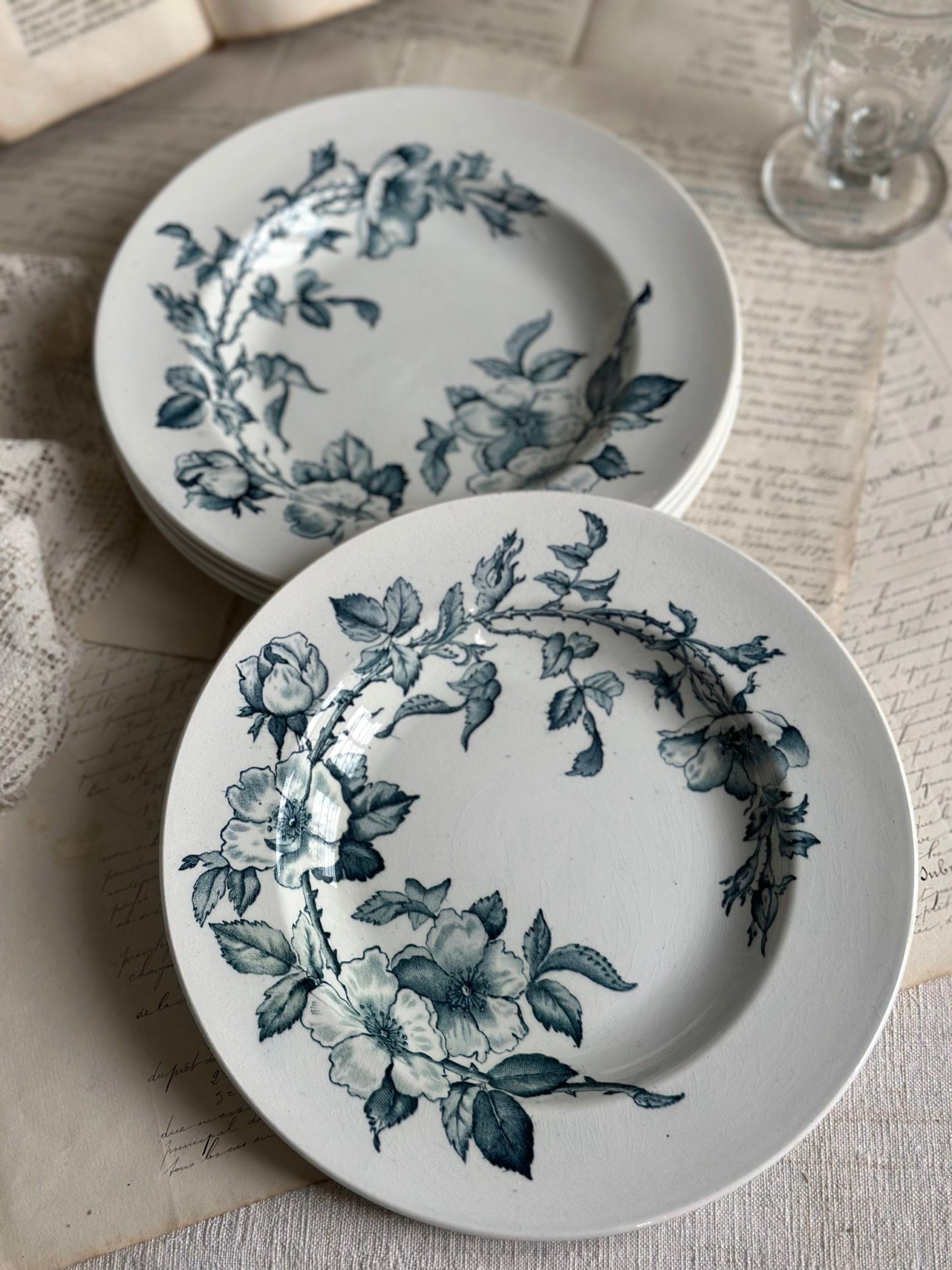 Suite de 5 assiettes creuses Creil et Montereau modèle Rosa