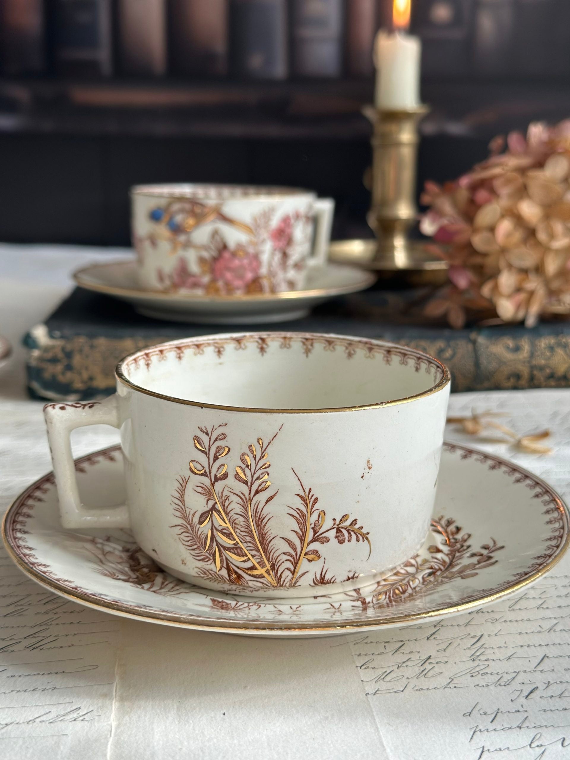 Tasse à thé terre de fer Lunéville Mésange, polychrome dorée.