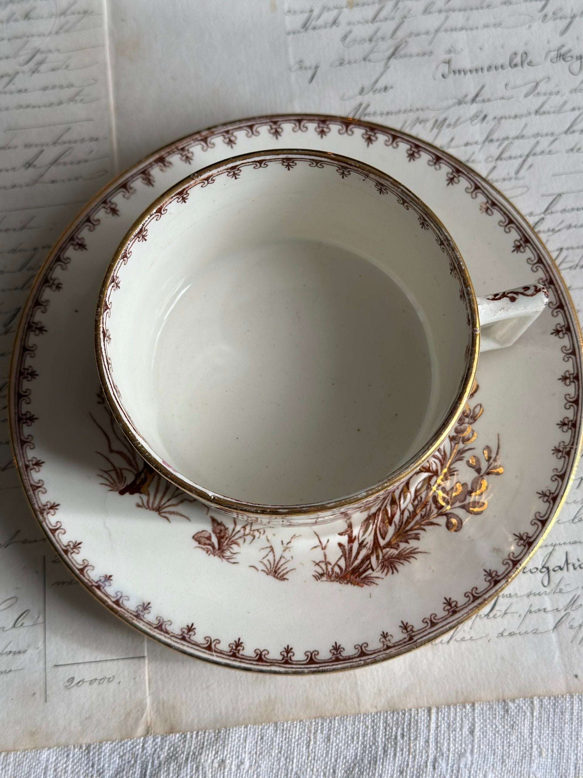 Tasse à thé terre de fer Lunéville Mésange, polychrome dorée.