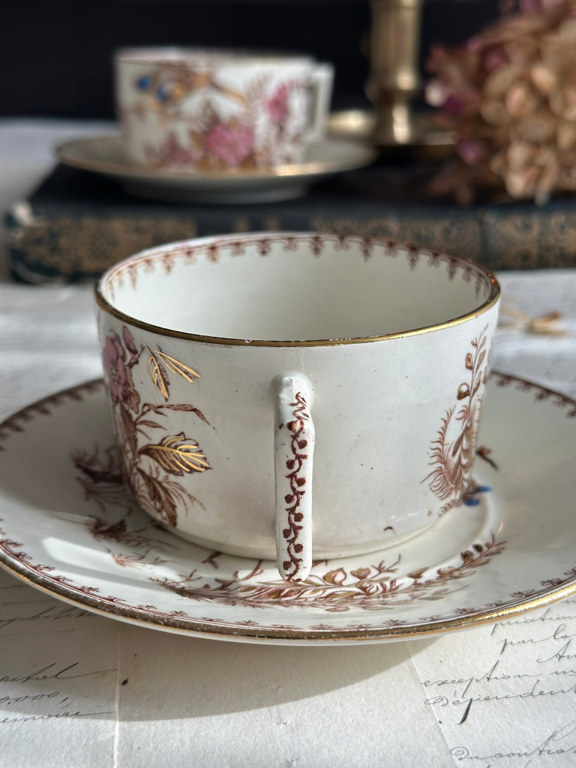 Tasse à thé terre de fer Lunéville Mésange, polychrome dorée.