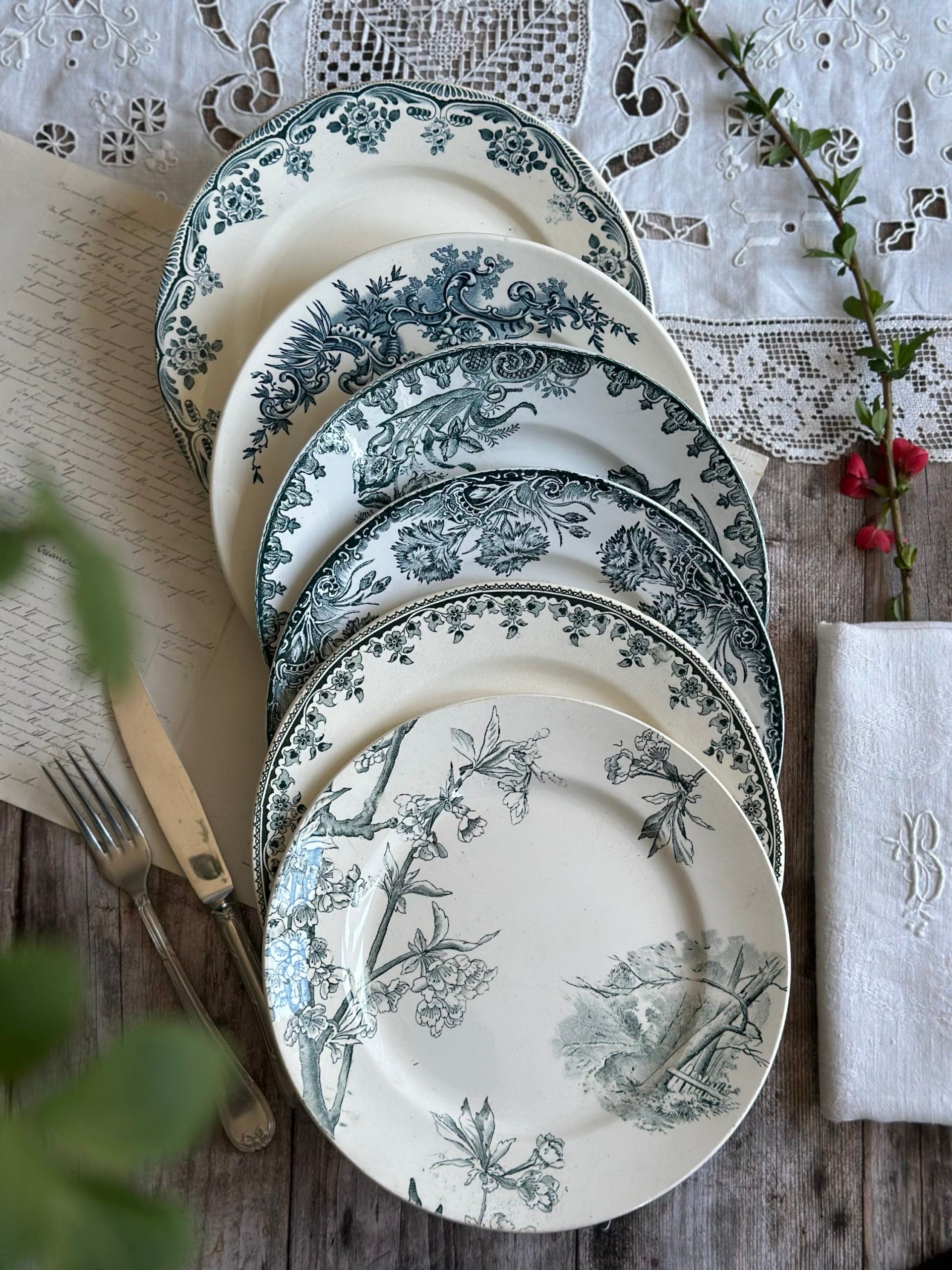 II. Suite de 6 assiettes plates terre de fer dépareillées