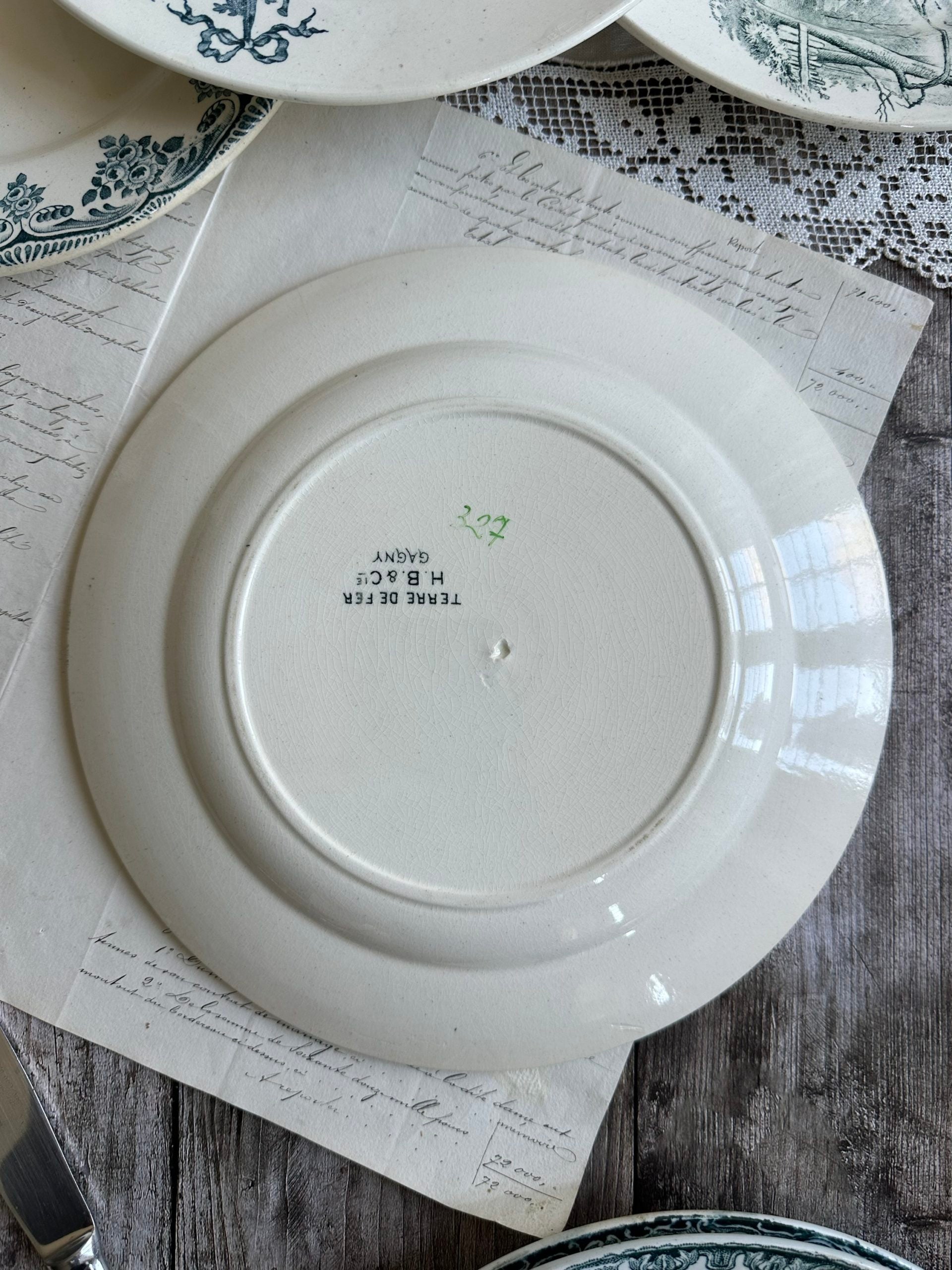 II. Suite de 6 assiettes plates terre de fer dépareillées