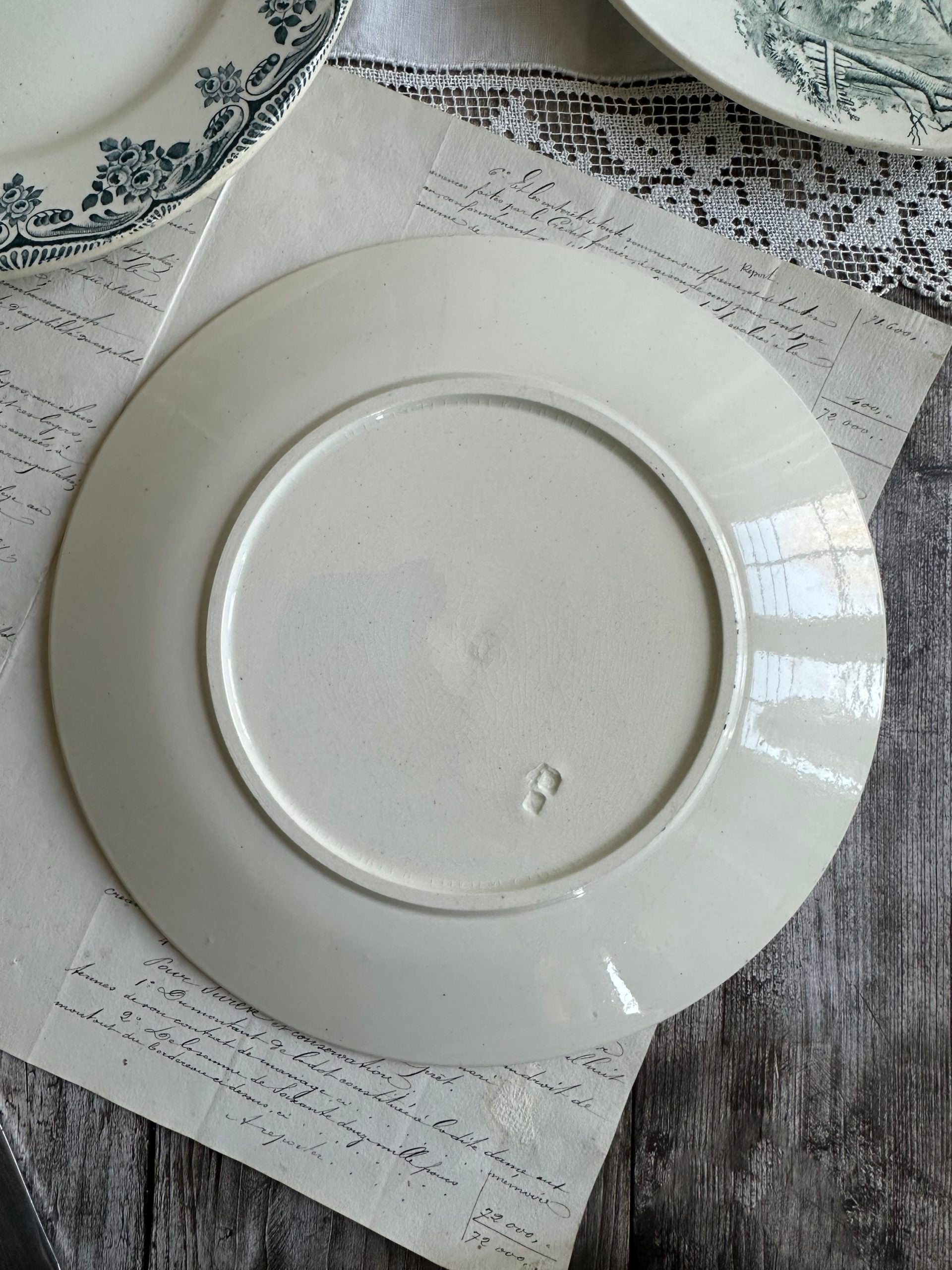 II. Suite de 6 assiettes plates terre de fer dépareillées