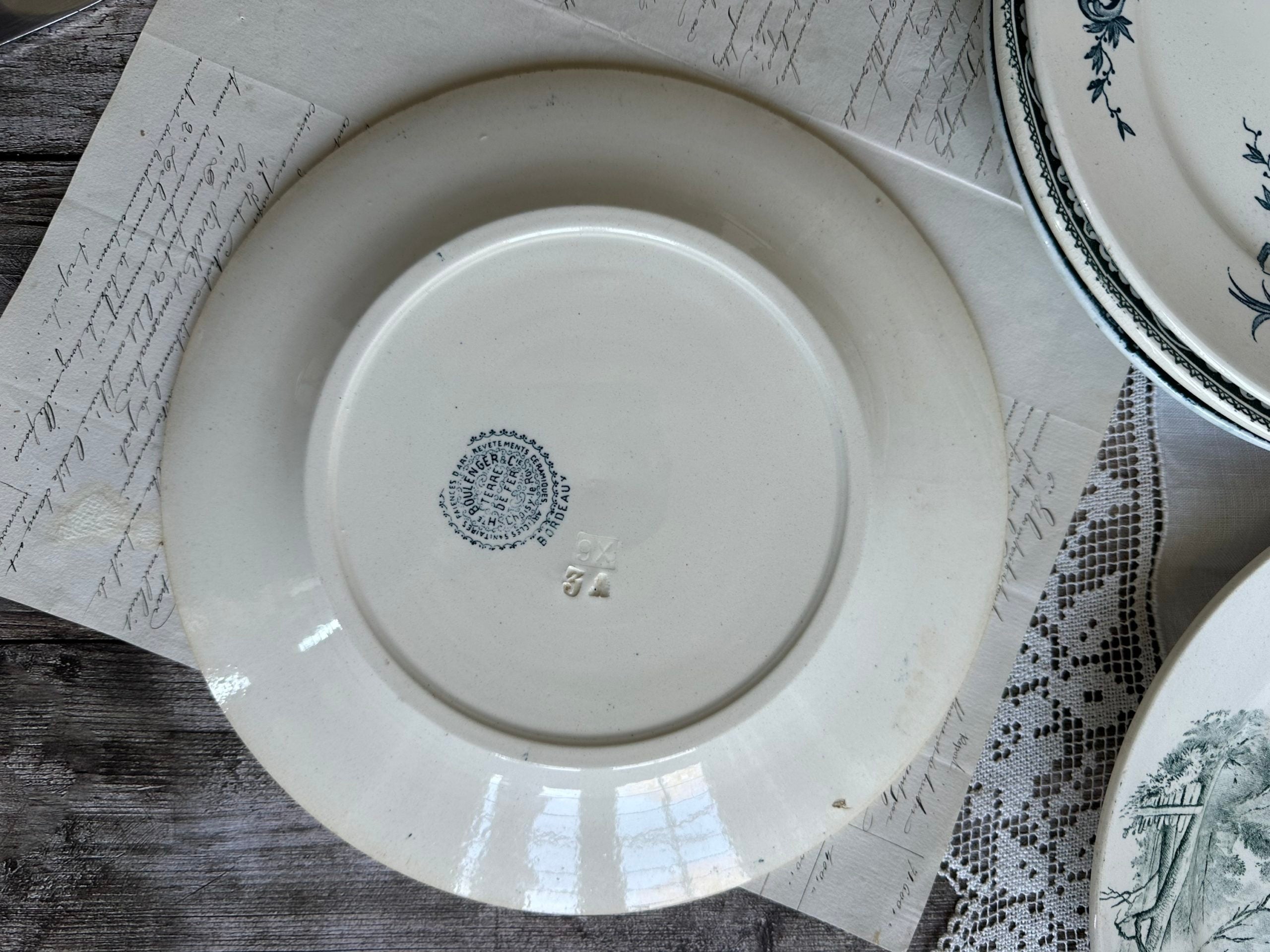 II. Suite de 6 assiettes plates terre de fer dépareillées