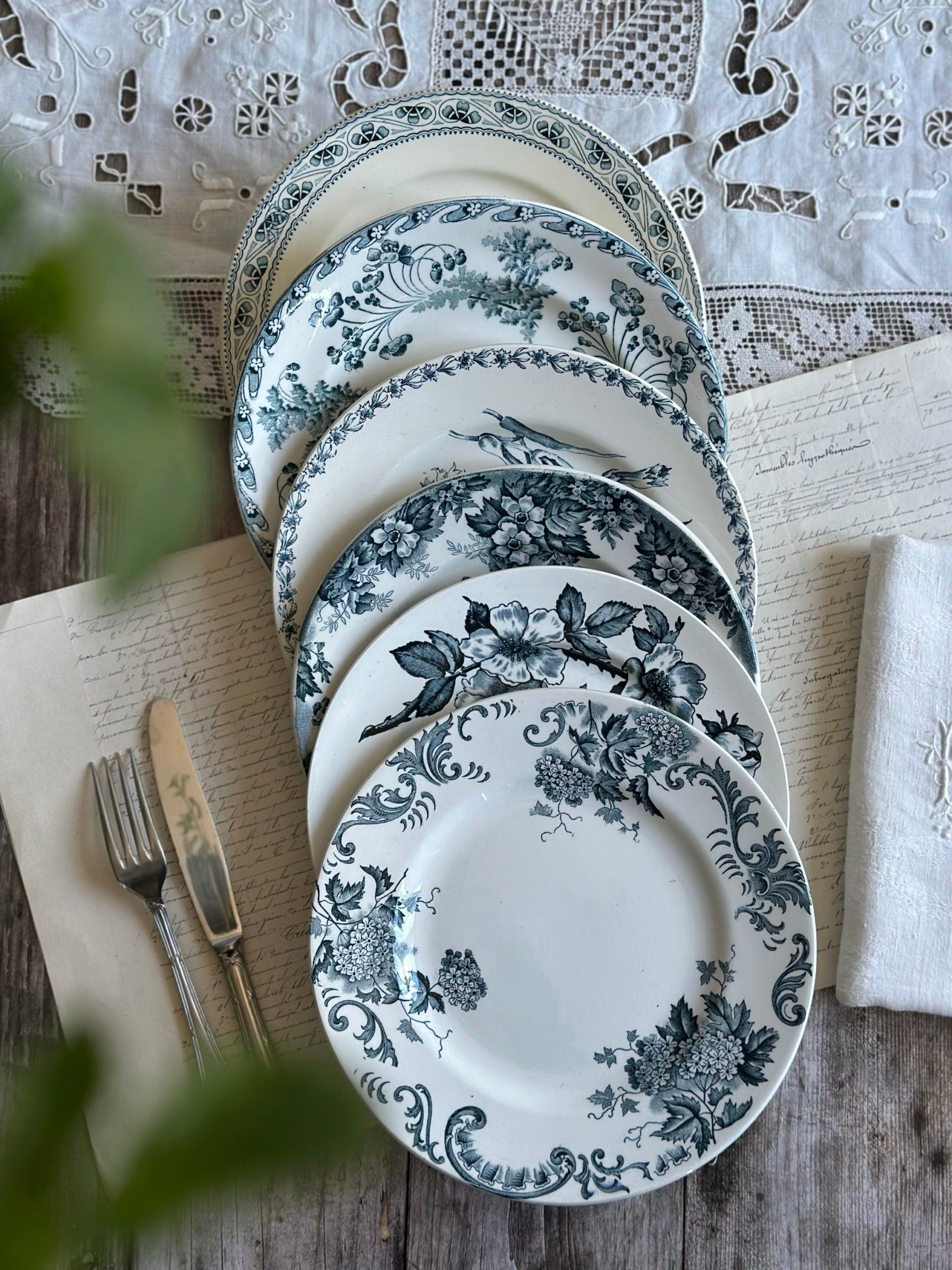 IV. Suite de 6 assiettes plates terre de fer dépareillées