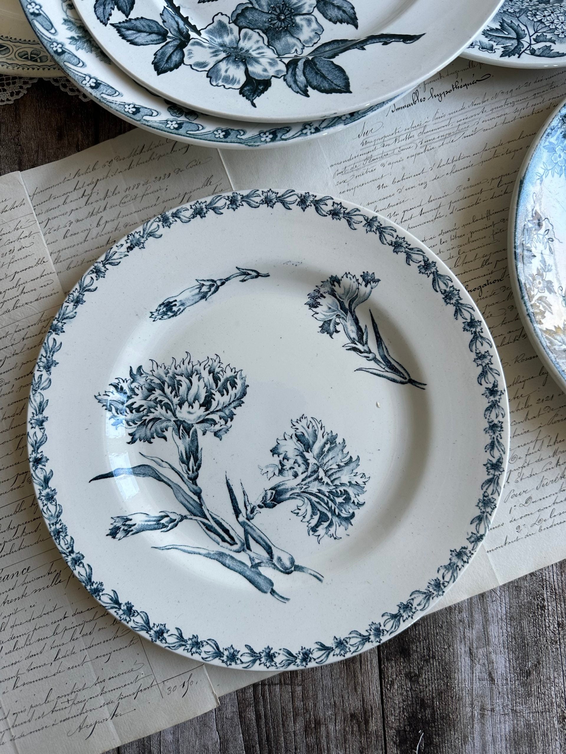 IV. Suite de 6 assiettes plates terre de fer dépareillées