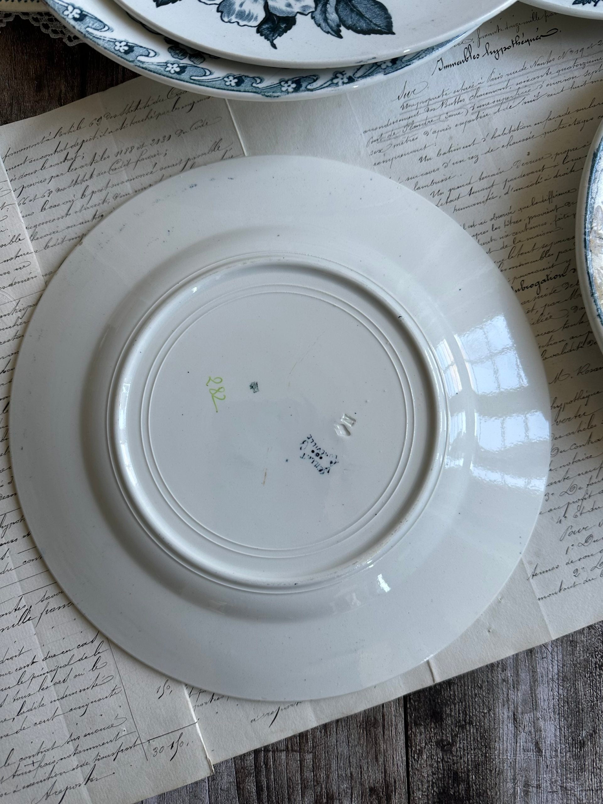 IV. Suite de 6 assiettes plates terre de fer dépareillées