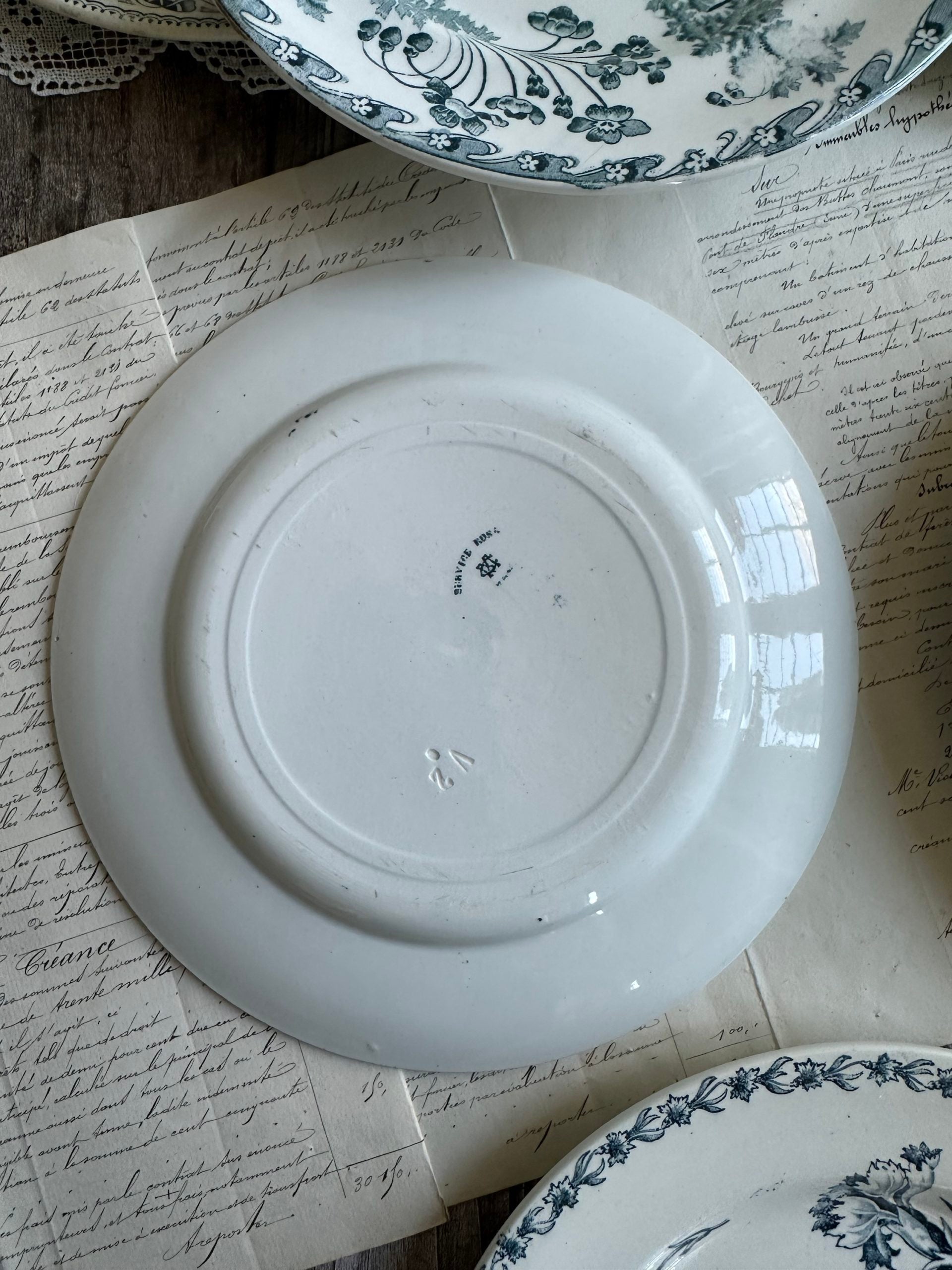 IV. Suite de 6 assiettes plates terre de fer dépareillées