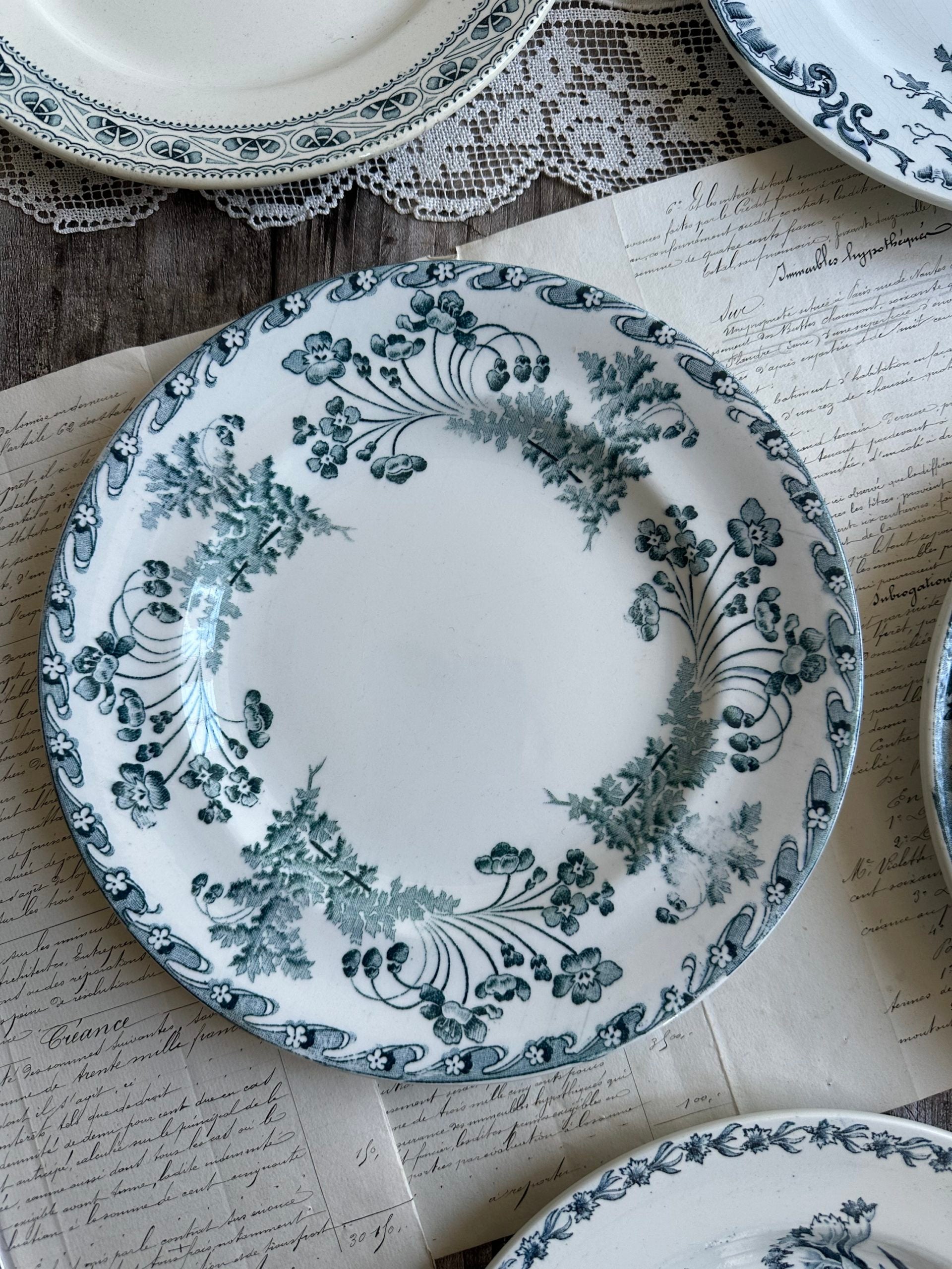 IV. Suite de 6 assiettes plates terre de fer dépareillées