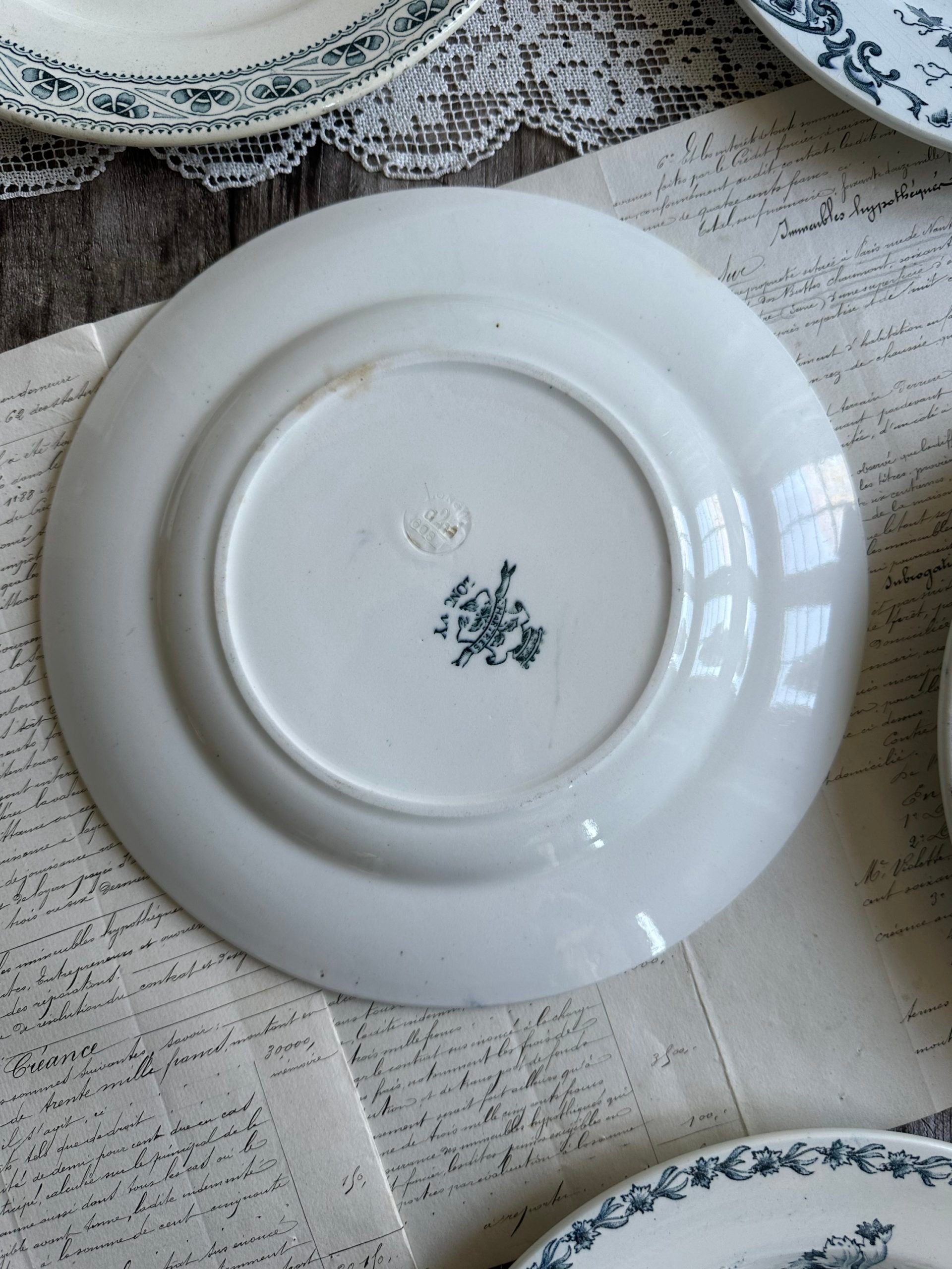IV. Suite de 6 assiettes plates terre de fer dépareillées