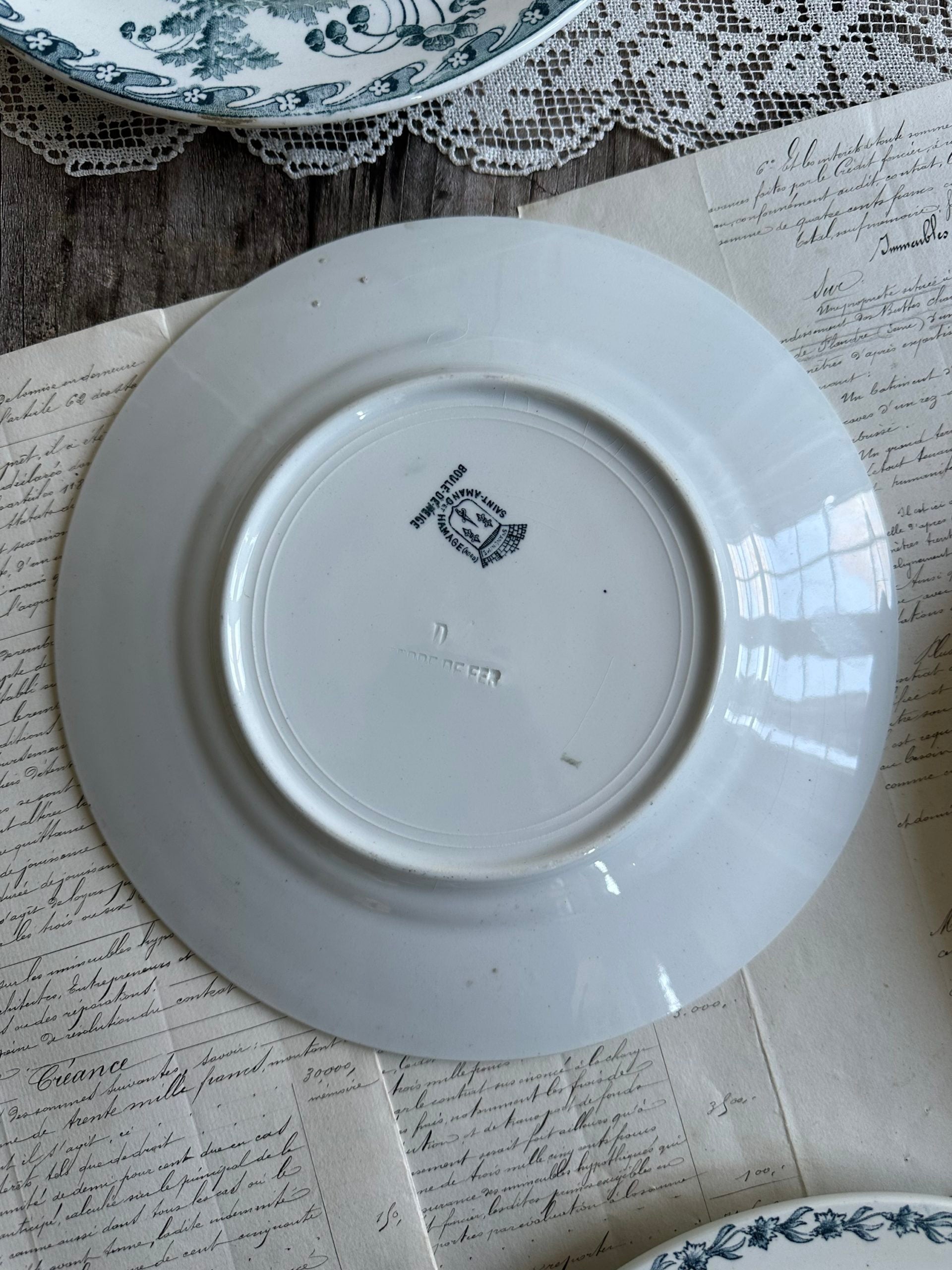 IV. Suite de 6 assiettes plates terre de fer dépareillées