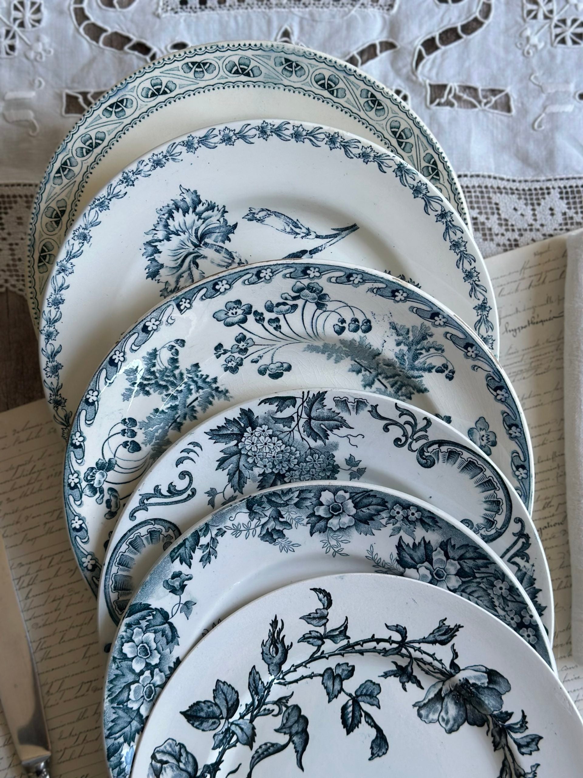 III. Suite de 6 assiettes plates terre de fer dépareillées