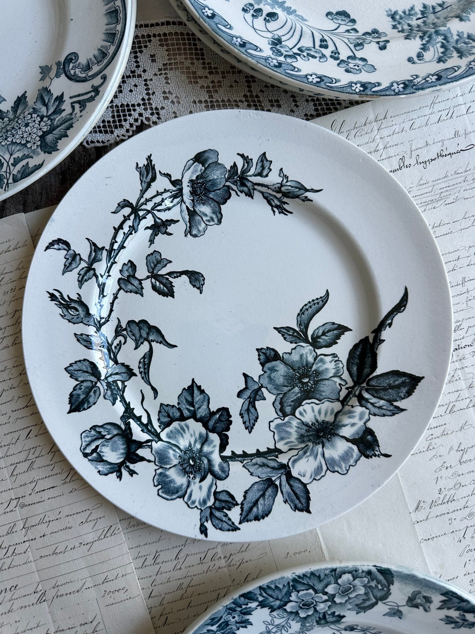 III. Suite de 6 assiettes plates terre de fer dépareillées