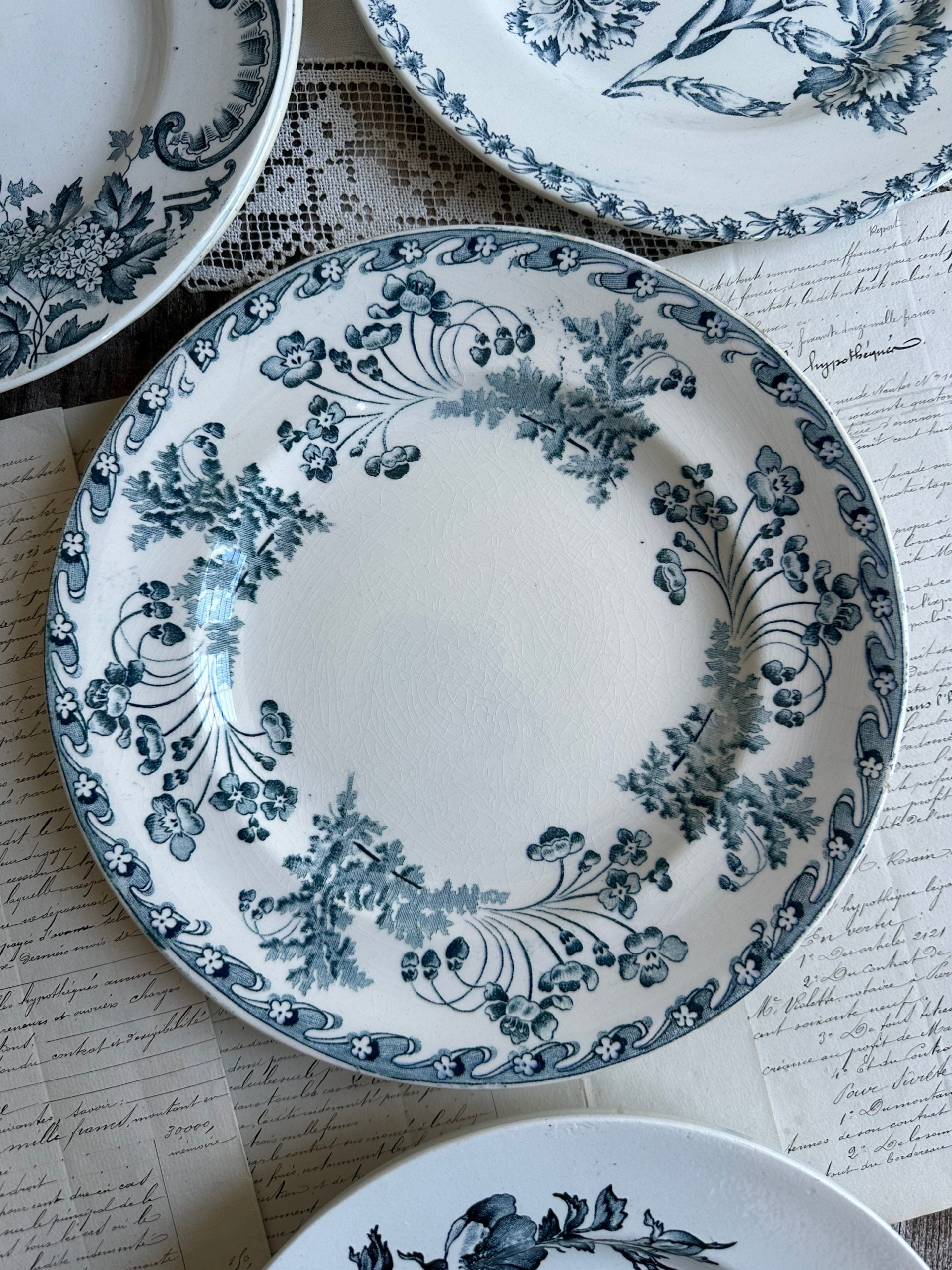 III. Suite de 6 assiettes plates terre de fer dépareillées