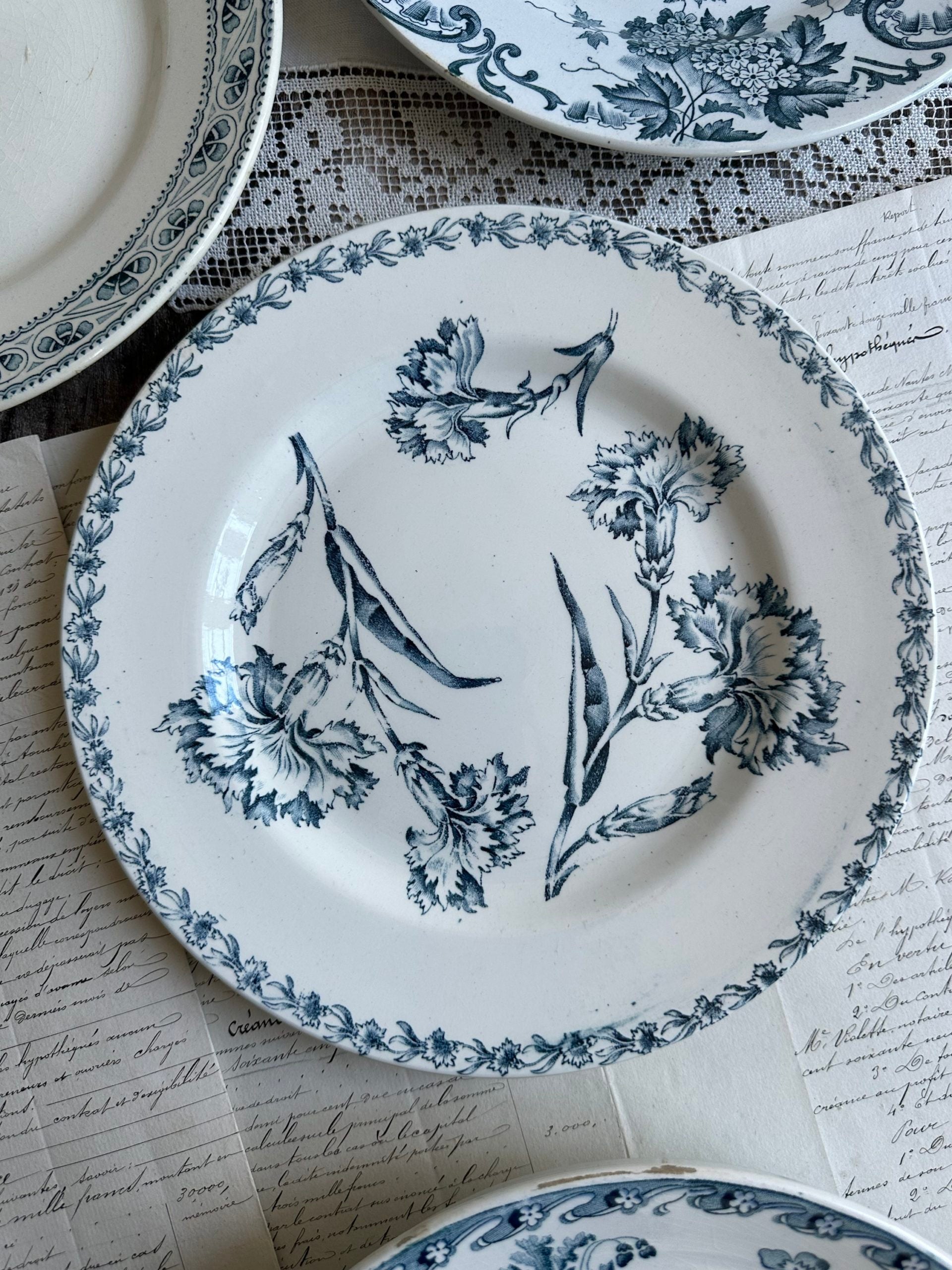 III. Suite de 6 assiettes plates terre de fer dépareillées