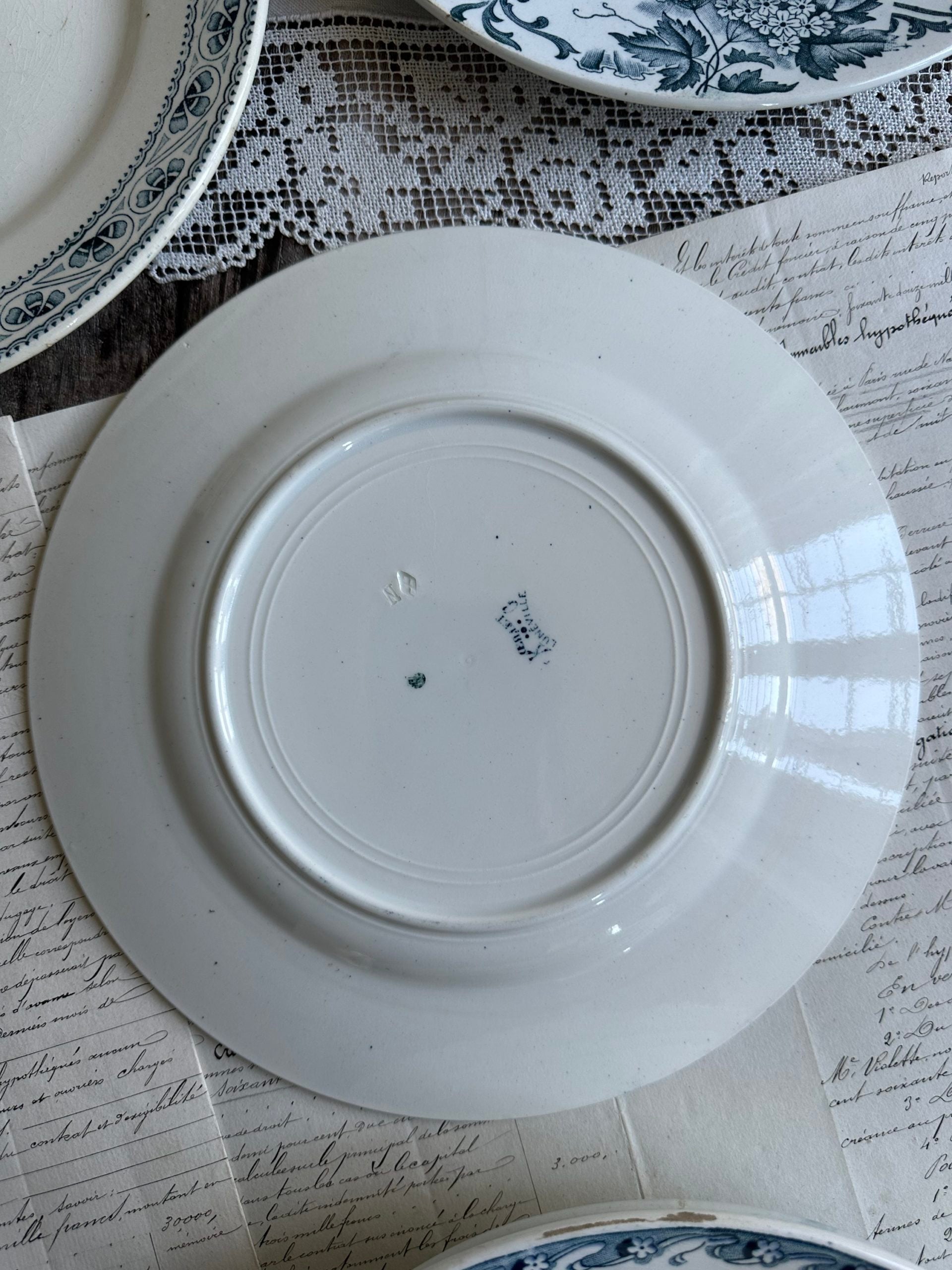 III. Suite de 6 assiettes plates terre de fer dépareillées