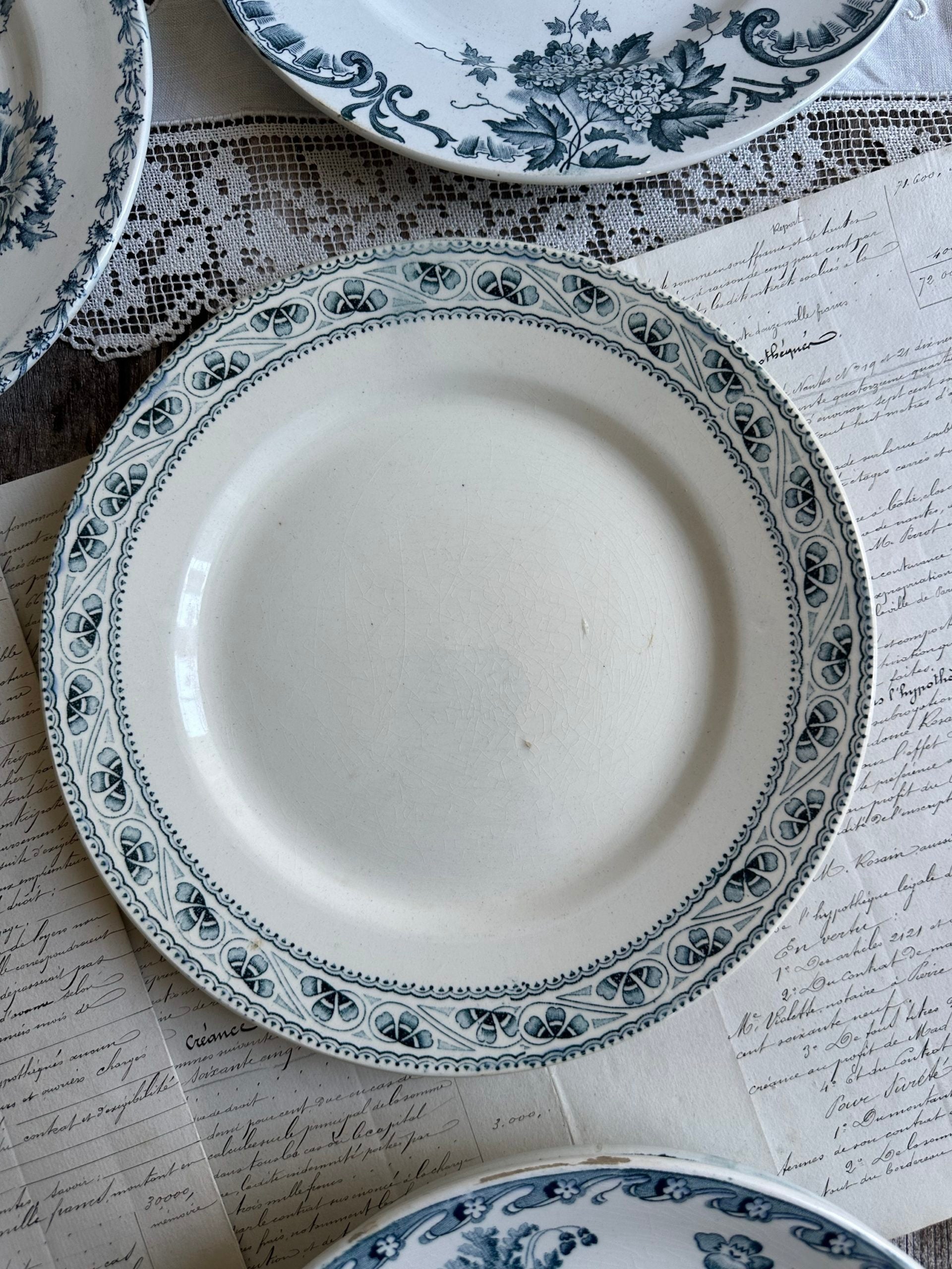 III. Suite de 6 assiettes plates terre de fer dépareillées