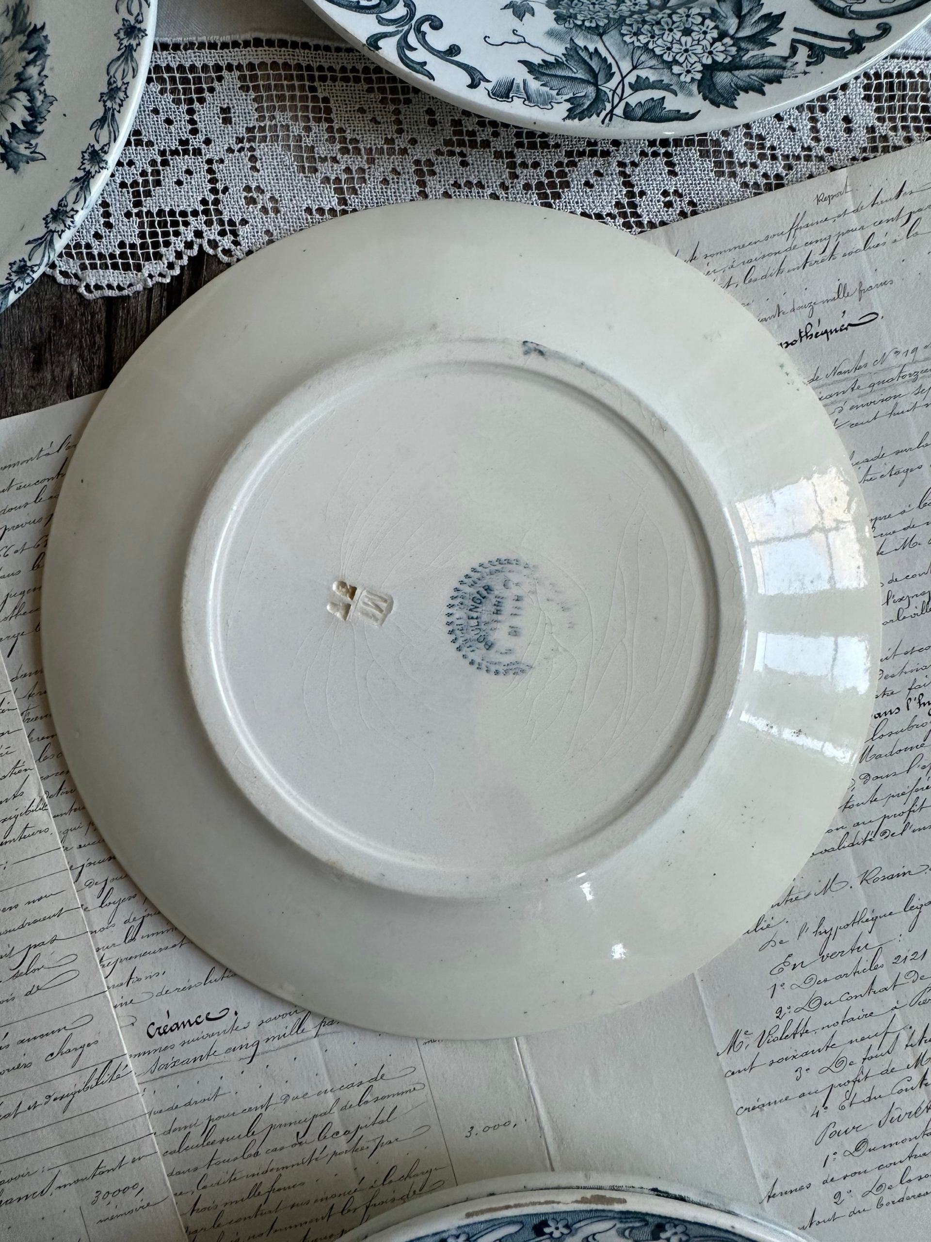 III. Suite de 6 assiettes plates terre de fer dépareillées